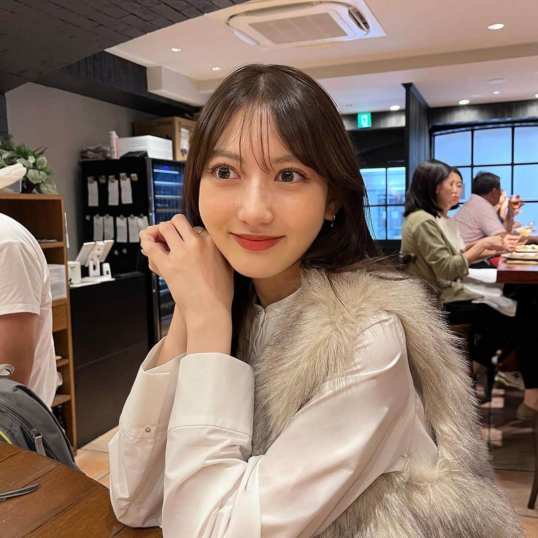 宮﨑葉苗のインスタグラム：「. ちょっと涼しかった日にずっと着たかったミニワンピを♡ 袖の部分のゴールドも全部が可愛い、、  ふわふわのファーベストに ロングブーツ合わせ好きすぎる🥹✨  🏷♡ onepiece: #anuans outer: #anuans bag: #loewe  #秋コーデ#ファーベスト#ファーベストコーデ#シャツワンピ#ロングブーツ#23aw#ロングブーツコーデ#骨格ウェーブ#骨格別コーデ#ミディアムヘア#レイヤーカット」