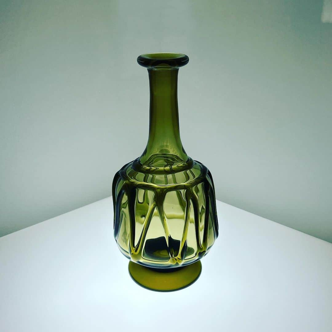 西山由のインスタグラム：「" Vase, glass dropping design " par Shizuho Funaki.」