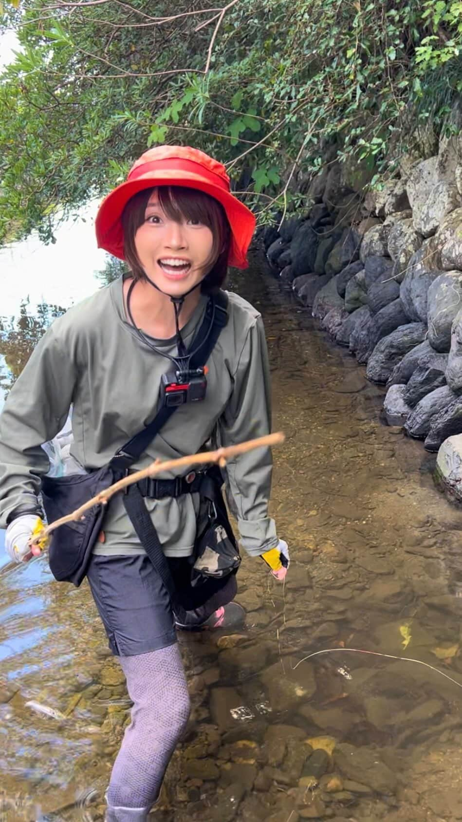 秋丸美帆のインスタグラム：「穴にアジ入れたら、今年1番の大きなウナギ釣れた😆  #fishing #fish #eel #釣り #うなぎ #穴釣り #みっぴ #秋丸美帆 #りんたこみっぴの釣りキャンプ」