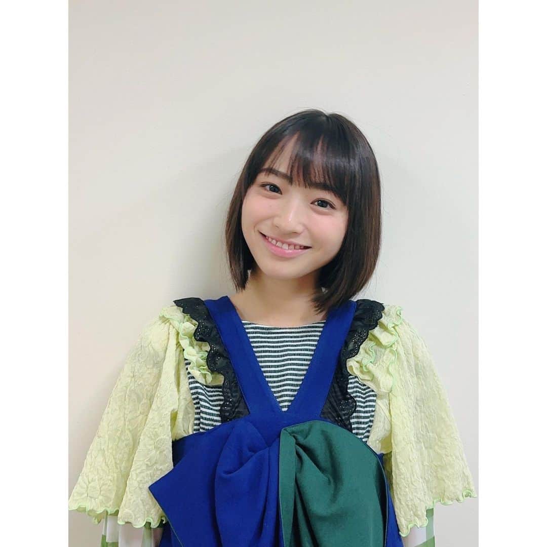 田牧そらのインスタグラム：「💰  今日はカネオくんです！ 今回はカツオについて🐟  一本釣り漁船や職人さん、鰹節のことなど、知らないことを沢山知れました！ そしてお腹がすきました♡  カツオ、すごく美味しいですよね〜！私はお父さんが作ってくれるカツオのたたきが大好きです。  ぜひご覧ください。  Tシャツ、ワンピース @jine_official シアーインナー @poppy_tokyo シューズ @jellybeans_shoes  #有吉のお金発見突撃カネオくん  #田牧そら」