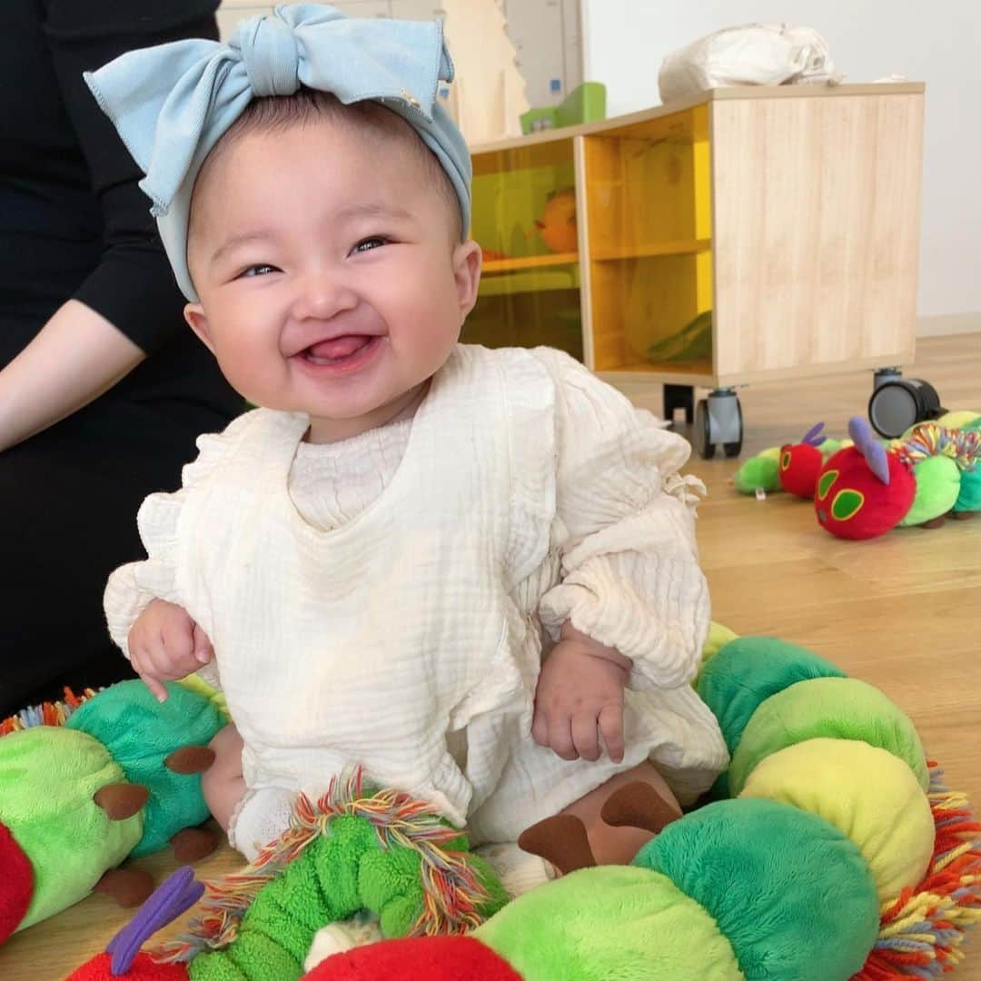 宮原幸恵さんのインスタグラム写真 - (宮原幸恵Instagram)「お誕生日おめでとう👶🏻🎂  あなたが産まれてもう１年。  もう戻らない 過ぎ去ってしまう「今」を こんなにも毎日大切に 愛おしく抱きしめて過ごしてるのに それでも驚くほどあっという間。  大変な時もしんどい時も 確かにいっぱいあったと思う。  でもそんな時さえ 今だけの特権！と思ったら それすら愛おしく思えた。  こんな翻弄されて振り回されるのも、 こんなベッタリそばにいてくれるのも、 あと先何年くらいだろう。  もっと私を困らせていいから もっとゆっくり成長すればいいのに。  私が座ってると トコトコそばにやってきて 私の足の上に ちょこんと座ってくるはのんが大好き。  不機嫌で怒ってるときも 私が笑ってお歌をうたうと ついついつられて笑って ご機嫌になっちゃうはのんが大好き。  褒められるのが大好きで 「じょうずー！」って言われると 嬉しそうにニヤニヤするはのんが大好き。  パパが帰ってくると 嬉しいが溢れた 今日１の笑顔を見せてくれるはのんが大好き。  私が両手を広げると ニコニコしながら寄ってきて 私にダイブしてくれるはのんが大好き。  ニカーッ♡って笑う 世界一かわいい笑顔の はのんがだーーーい好き。  いつもいつも たくさんの幸せをありがとう。  あなたの母になれて本当に幸せ。 私をあなたの母にしてくれてありがとう。  愛おしくてたまらない唯一無二の私の天使。  どうかたくさんの愛と幸せに溢れた あたたかくて明るい人生になりますように。  生まれてきてくれて本当にありがとう。 愛してるよはのん♡」9月30日 18時41分 - yu.ki.0117