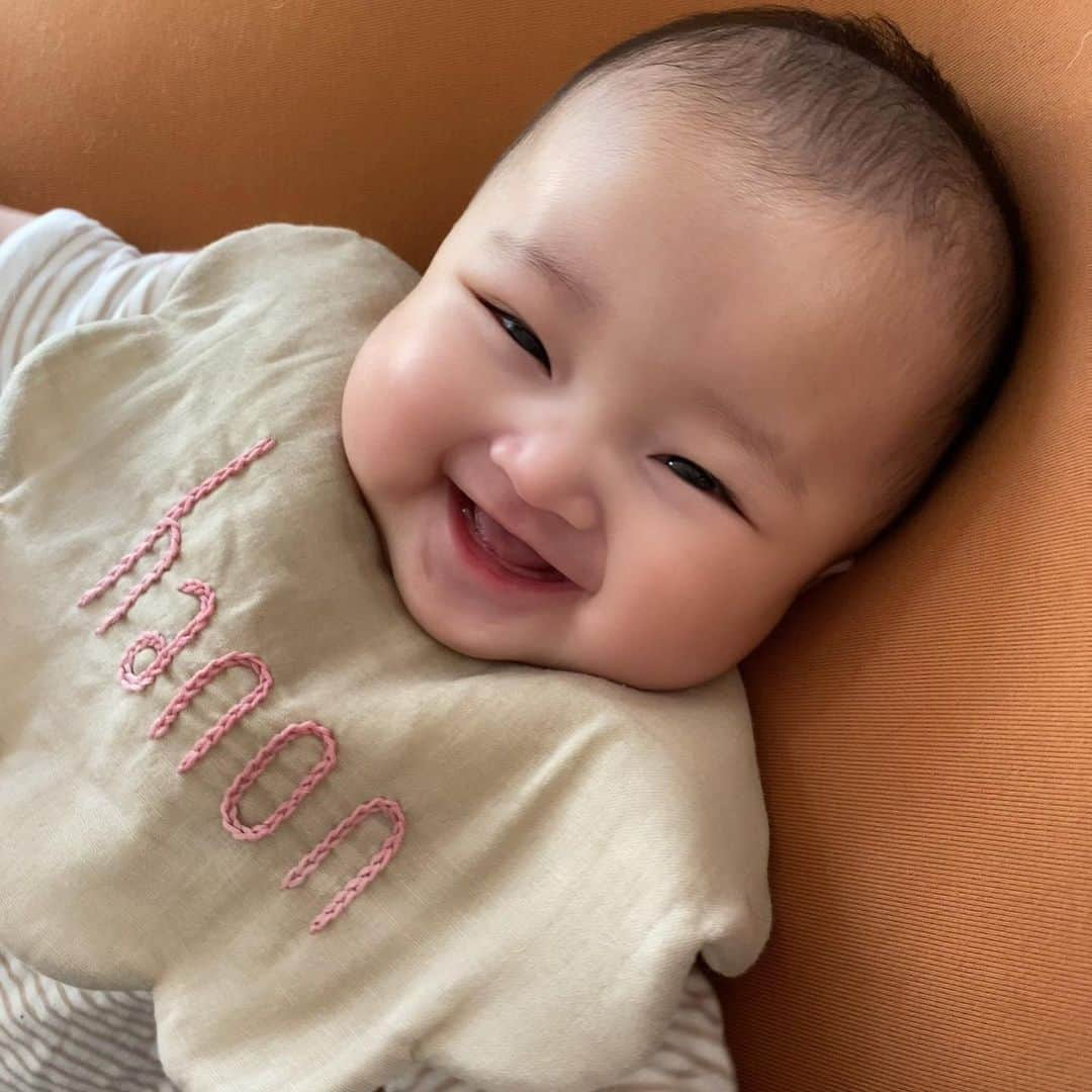 宮原幸恵さんのインスタグラム写真 - (宮原幸恵Instagram)「お誕生日おめでとう👶🏻🎂  あなたが産まれてもう１年。  もう戻らない 過ぎ去ってしまう「今」を こんなにも毎日大切に 愛おしく抱きしめて過ごしてるのに それでも驚くほどあっという間。  大変な時もしんどい時も 確かにいっぱいあったと思う。  でもそんな時さえ 今だけの特権！と思ったら それすら愛おしく思えた。  こんな翻弄されて振り回されるのも、 こんなベッタリそばにいてくれるのも、 あと先何年くらいだろう。  もっと私を困らせていいから もっとゆっくり成長すればいいのに。  私が座ってると トコトコそばにやってきて 私の足の上に ちょこんと座ってくるはのんが大好き。  不機嫌で怒ってるときも 私が笑ってお歌をうたうと ついついつられて笑って ご機嫌になっちゃうはのんが大好き。  褒められるのが大好きで 「じょうずー！」って言われると 嬉しそうにニヤニヤするはのんが大好き。  パパが帰ってくると 嬉しいが溢れた 今日１の笑顔を見せてくれるはのんが大好き。  私が両手を広げると ニコニコしながら寄ってきて 私にダイブしてくれるはのんが大好き。  ニカーッ♡って笑う 世界一かわいい笑顔の はのんがだーーーい好き。  いつもいつも たくさんの幸せをありがとう。  あなたの母になれて本当に幸せ。 私をあなたの母にしてくれてありがとう。  愛おしくてたまらない唯一無二の私の天使。  どうかたくさんの愛と幸せに溢れた あたたかくて明るい人生になりますように。  生まれてきてくれて本当にありがとう。 愛してるよはのん♡」9月30日 18時41分 - yu.ki.0117