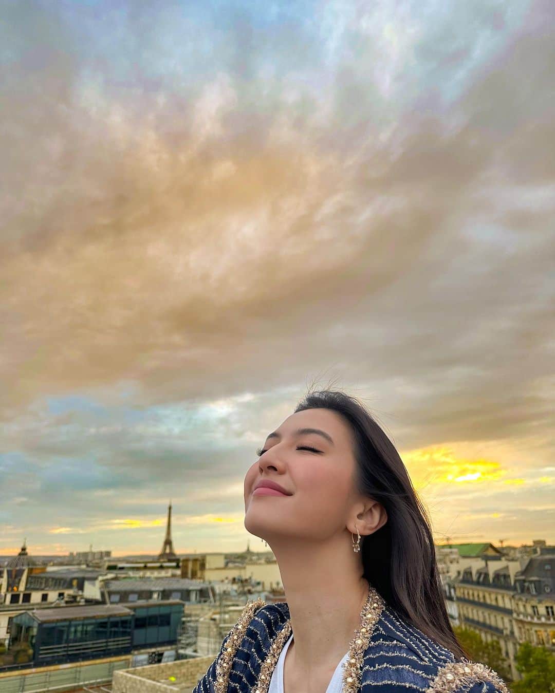 ラライン・シャーのインスタグラム：「hmm kira-kira apa coba yang aku pikirin?!👀  2 Oktober - bmri.id/menujumasadepan @bankmandiri   #RiseIntoSpace #Mandiri25Tahun #menujumasadepan」