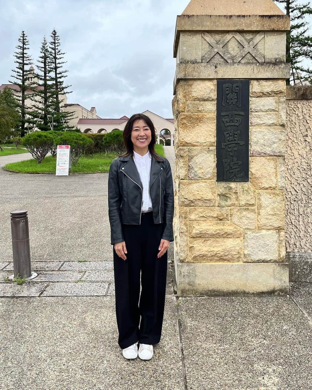 小西美穂さんのインスタグラム写真 - (小西美穂Instagram)「秋学期 スターティン🍂✨🌙🏫 教員2年目、後半も精一杯がんばります！ ⁡ 今回は正門前で通りすがりの男子学生に 撮ってもらいました。上手！！ ありがとう😭😭 ⁡ #関西学院大学 #総合政策学部 #神戸三田キャンパス #秋学期 #楽しい #学び  #革ジャン」9月30日 18時42分 - mihokonishi69