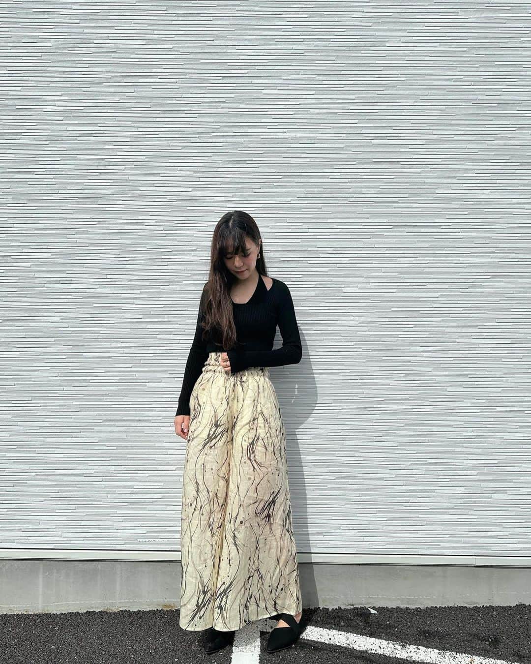 橋本奈実のインスタグラム：「今日はYouTubeで、 シーインの商品23品着用してます！ 探しに探して好きなブランドもみつけました♡ ✨クーポンコード：namich ✨ で今日から、12月末日まで、 買い上げ金額1～5,999円まではセール価格より15%OFF、 6,000円以上は20%OFFが適用されます‼️ ぜひ、使ってチェックしてみてください！ ※海外からの個人輸入品はサイトの注意事項をよく読んでご検討ください。 @shein_japan * ▼着用アイテム ●無地柄 リブニット ホルターネック セーター 商品ID：21096032 ●大理石プリント ワイドレッグパンツ 商品ID：20452100 ●Knit Mix 無地柄 ドロップショルダー セーター 商品ID：19698716 ●DAZY 無地柄 フラップ詳細 シングルボタン トップス & ワイドレッグパンツ 商品ID：10814604 * #SHEIN #SHEINforAll #PR」