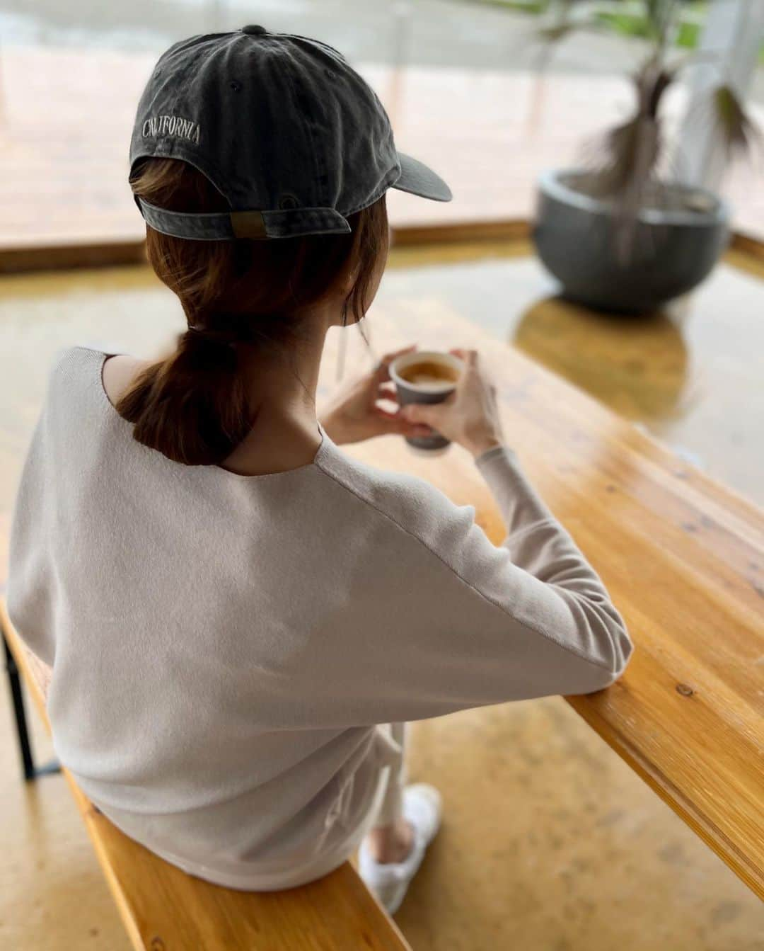 kazumint20さんのインスタグラム写真 - (kazumint20Instagram)「休日coordinate☕️ お昼間はまだ暑いけど、朝晩はやっとホットが飲みたい季節になってきたな。 夏はアイスラテ飲みすぎて胃腸を冷やしすぎましたっ🙅‍♀️  バナナスリーブがさりげに可愛いニットにスウェットパンツ＋👟。 ラフでした🤍  tops  @kuih_store  #kuih pants @uniqlo_jp #uniqlojilsander  shoes @newbalance #newbalance550 cap  @lappartement_jp   #coordinate#kuihst#kuihスト#casual #newbalance#locari#mineby3mootd #partegram#シンプルコーデ#クイ#ユニクロ#スウェット#休日コーデ#スニーカーコーデ#大人カジュアル」9月30日 18時43分 - kazumint20