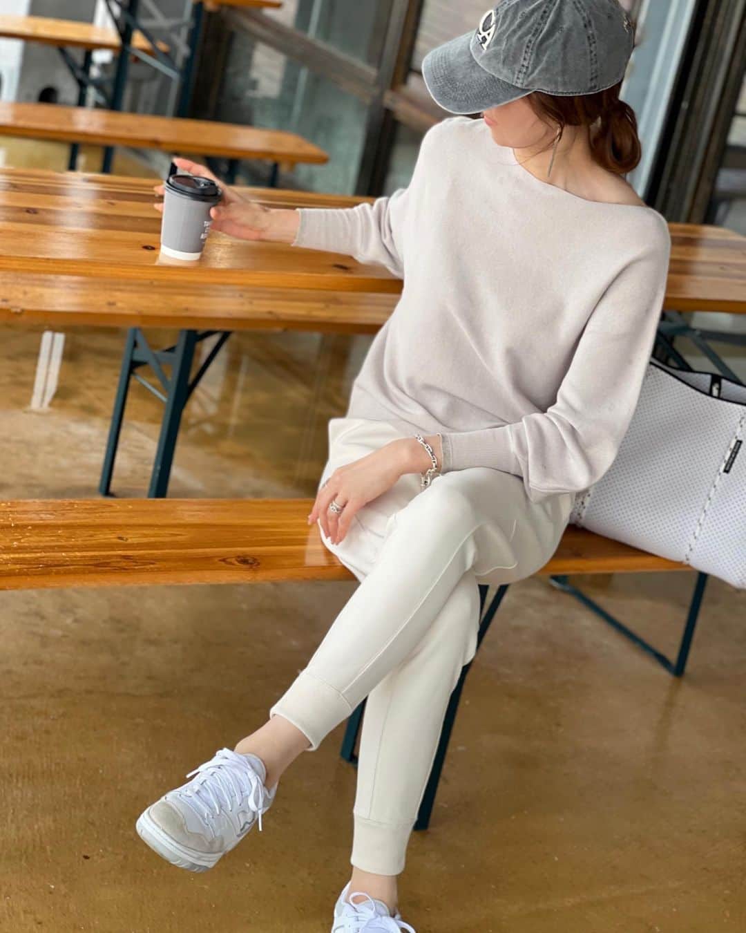 kazumint20のインスタグラム：「休日coordinate☕️ お昼間はまだ暑いけど、朝晩はやっとホットが飲みたい季節になってきたな。 夏はアイスラテ飲みすぎて胃腸を冷やしすぎましたっ🙅‍♀️  バナナスリーブがさりげに可愛いニットにスウェットパンツ＋👟。 ラフでした🤍  tops  @kuih_store  #kuih pants @uniqlo_jp #uniqlojilsander  shoes @newbalance #newbalance550 cap  @lappartement_jp   #coordinate#kuihst#kuihスト#casual #newbalance#locari#mineby3mootd #partegram#シンプルコーデ#クイ#ユニクロ#スウェット#休日コーデ#スニーカーコーデ#大人カジュアル」