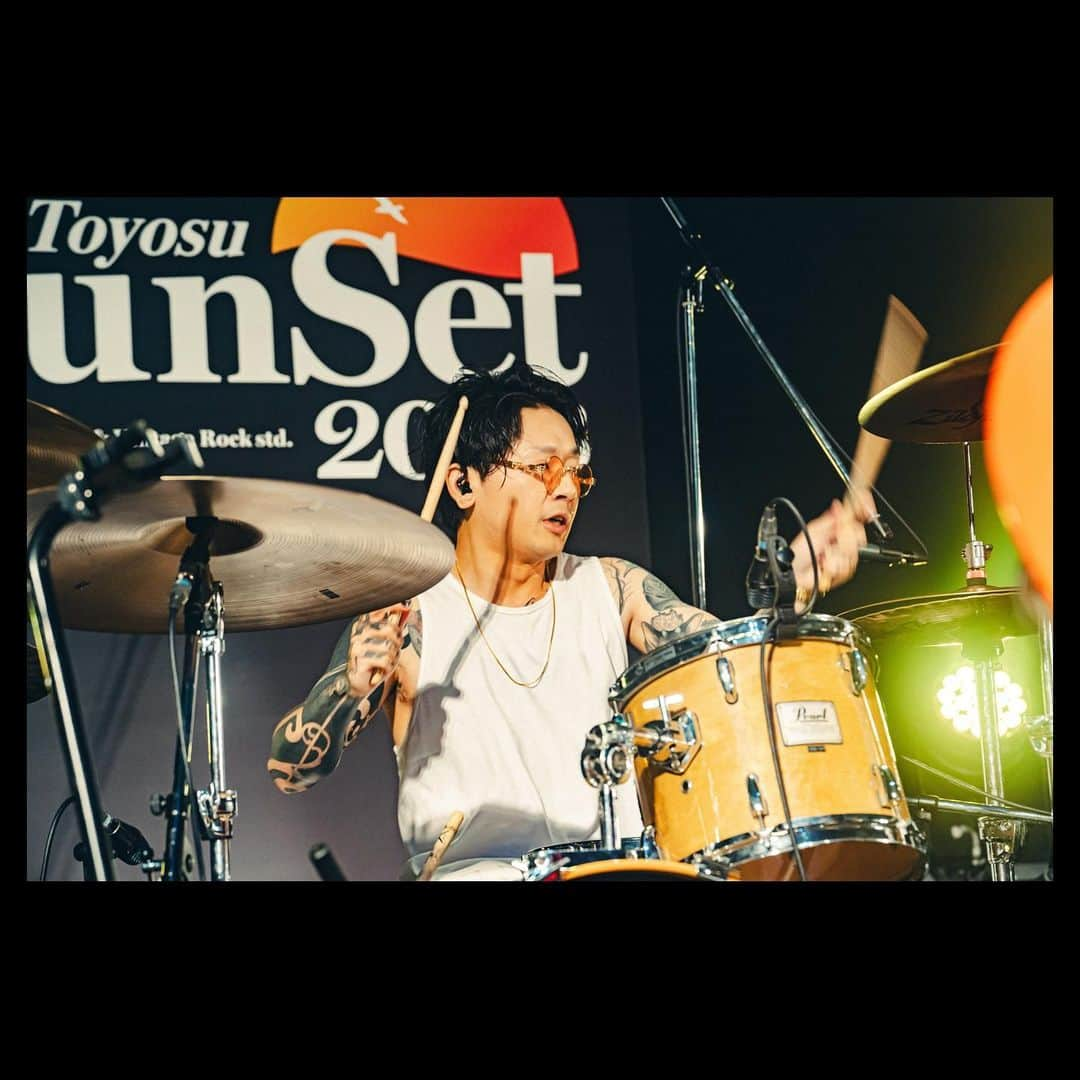 MOSHIMOさんのインスタグラム写真 - (MOSHIMOInstagram)「. 2023.09.29 Spitz×VINTAGE ROCK std. presents 「豊洲サンセット 2023」 豊洲 PIT  photo by @teru_ttm」9月30日 18時44分 - moshimo_band