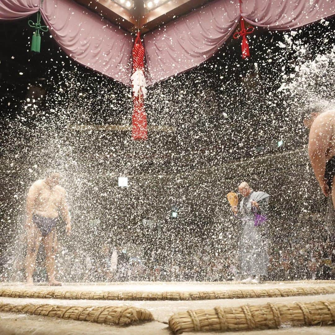 日本相撲協会さんのインスタグラム写真 - (日本相撲協会Instagram)「隠岐の海引退君ヶ濱襲名披露大相撲  隠岐古典相撲形式で行われた、隠岐の海最後の取組。 塩をたくさん使用することが特徴で、今回は200kgも用意したそう。 塩まみれになり、思わず表情が柔らかくなります。  止め鋏は師匠の八角親方。 同じ八角部屋の弟弟子たちも見守ります。 今後は君ヶ濱親方として後進の指導にあたります。  @sumokyokai #sumo #相撲 #隠岐の海 #隠岐の海引退君ヶ濱襲名披露大相撲 #引退 #断髪式 #隠岐の島 #japan #japanculture #塩 #salt」9月30日 18時44分 - sumokyokai