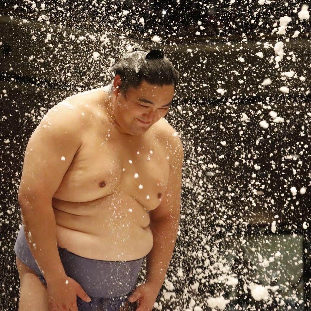 日本相撲協会さんのインスタグラム写真 - (日本相撲協会Instagram)「隠岐の海引退君ヶ濱襲名披露大相撲  隠岐古典相撲形式で行われた、隠岐の海最後の取組。 塩をたくさん使用することが特徴で、今回は200kgも用意したそう。 塩まみれになり、思わず表情が柔らかくなります。  止め鋏は師匠の八角親方。 同じ八角部屋の弟弟子たちも見守ります。 今後は君ヶ濱親方として後進の指導にあたります。  @sumokyokai #sumo #相撲 #隠岐の海 #隠岐の海引退君ヶ濱襲名披露大相撲 #引退 #断髪式 #隠岐の島 #japan #japanculture #塩 #salt」9月30日 18時44分 - sumokyokai