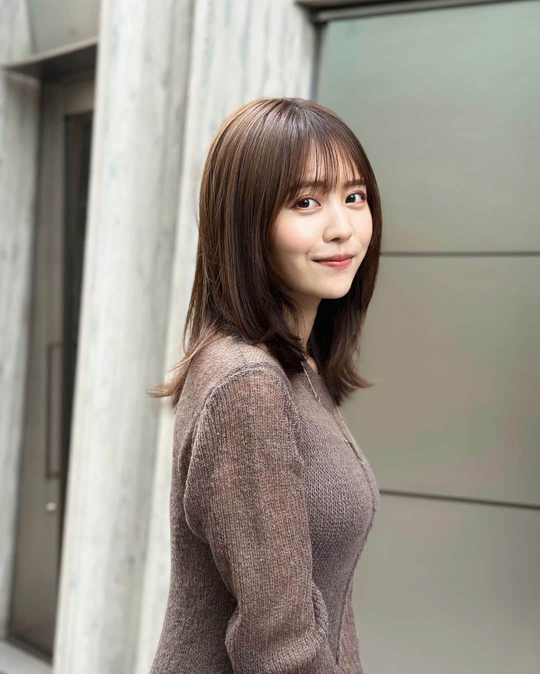 のインスタグラム：「ブラウンチャコールに包まれ始めてきました🦥🦥 ワンピもブルゾンも可愛い♡  あと、前髪を1cm切りましたっ よろしくお願いします。🤲🏽」