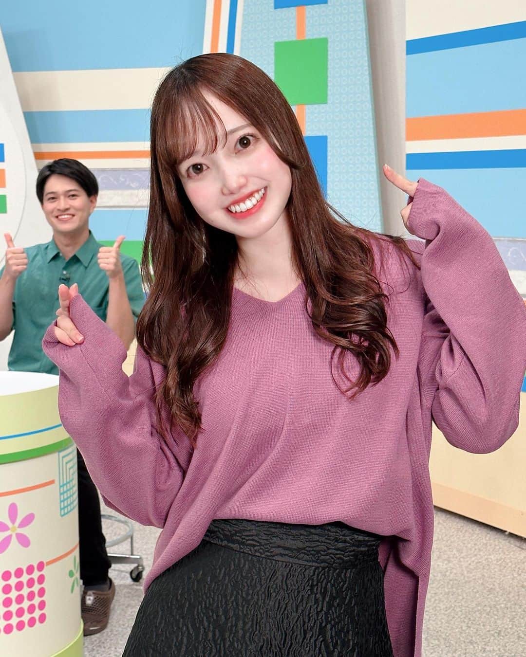 石井奏美のインスタグラム：「今日のシアワセ気分の衣装です👗  秋ピンクなニット🍇 差し色に野並アナを使いました(失礼)  さて、明日は西日本放送開局70周年記念日🎂 午後4:30〜は 「発見！推しごと図鑑」 の放送もあります👀 TVer配信もあります📱  いつもご覧いただいている皆さん 本当にありがとうございます✨  これからも岡山香川の魅力をお伝えできるように頑張りますので、何卒よろしくお願いします🙇‍♀️  #岡山#香川#アナウンサー#衣装 #okayama#kagawa#ootd」