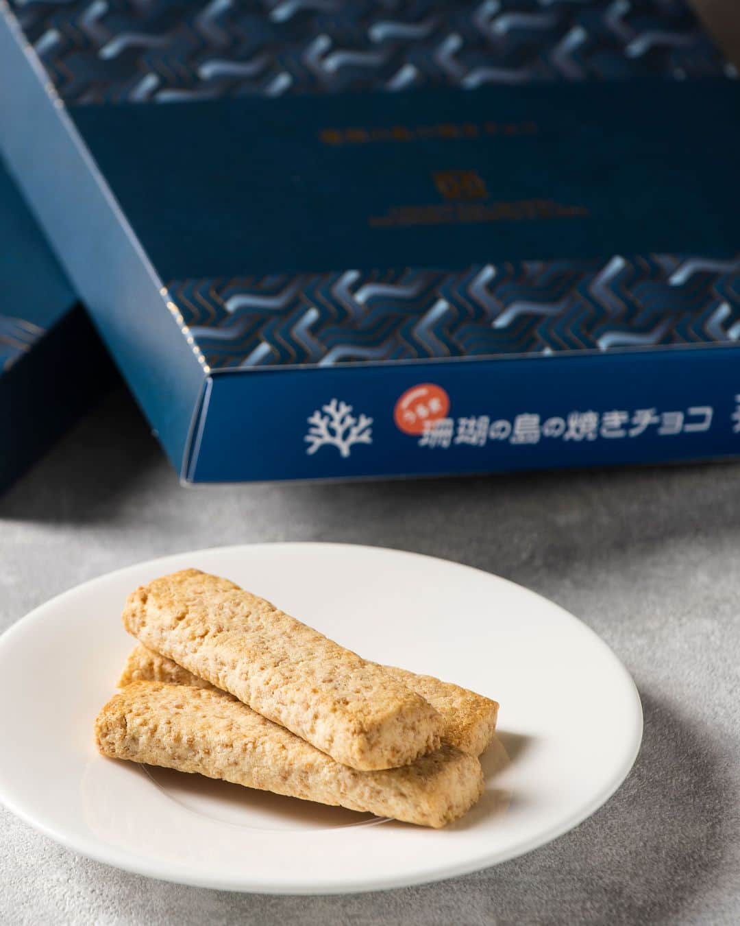 Okinawa Marriott Resort & Spa 【公式】さんのインスタグラム写真 - (Okinawa Marriott Resort & Spa 【公式】Instagram)「こだわりのお菓子を、お土産に。  「珊瑚の島の焼きチョコ」は、 農薬不使用の沖縄県うるま市産小麦と、 浜比嘉島の塩を使った焼きチョコクッキーです。  ざっくりとした食感なかに、 小麦の香ばしさとチョコの風味が感じられ、 ほんのり塩味がアクセントに。  ホテルオリジナルのパッケージを、 館内ショップでお買い求めいただけます。  こだわりの焼き菓子を、ぜひお試しください。  商品について詳しくは、  @okinawa.oriental.hotel プロフィールから ウェブサイトをご確認ください。  Original hotel sweets as souvenirs!  This Coral Island Cookie is baked with pesticide-free wheat from Uruma City, Okinawa, and salt from Hamahiga Island.  In the rough texture of the cookie you can smell the aroma of the wheat as well as the chocolate which has a slightly salty accent.  This souvenir is available with our hotel's original packaging at our in-house shop only. Please check it out!  #沖縄土産美味しい #沖縄美味しいお菓子 #沖縄手土産おしゃれ #沖縄おすすめ土産 #沖縄 #okinawa #やんばる #yanbaru  #沖縄旅行 #okinawatrip #沖縄観光 #名護  #沖縄大好き #家族旅 #女子旅  #女子旅行 #夫婦旅行 #記念日旅行  #沖縄ホテル #リゾートホテル  #オリエンタルホテル沖縄 #orientalhotelokinawa  #オリエンタルホテル #orientalhotel #ikyu_travel」9月30日 18時47分 - okinawa.oriental.hotel