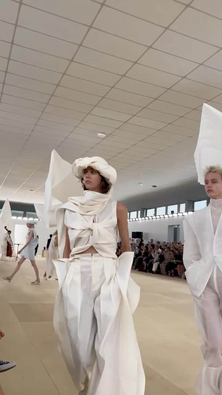 のインスタグラム：「【#WWDJAPANパリコレ取材】「イッセイ ミヤケ（ISSEY MIYAKE）」が2024年春夏コレクションを発表しました。  #ISSEYMIYAKE#イッセイミヤケ#ISSEYMIYAKEss24#pariscollection#pfw#fashionweek#parisfashionweek#fashion#fashioncollection#fashionshow#パリコレクション#パリコレ#ファッションショー」