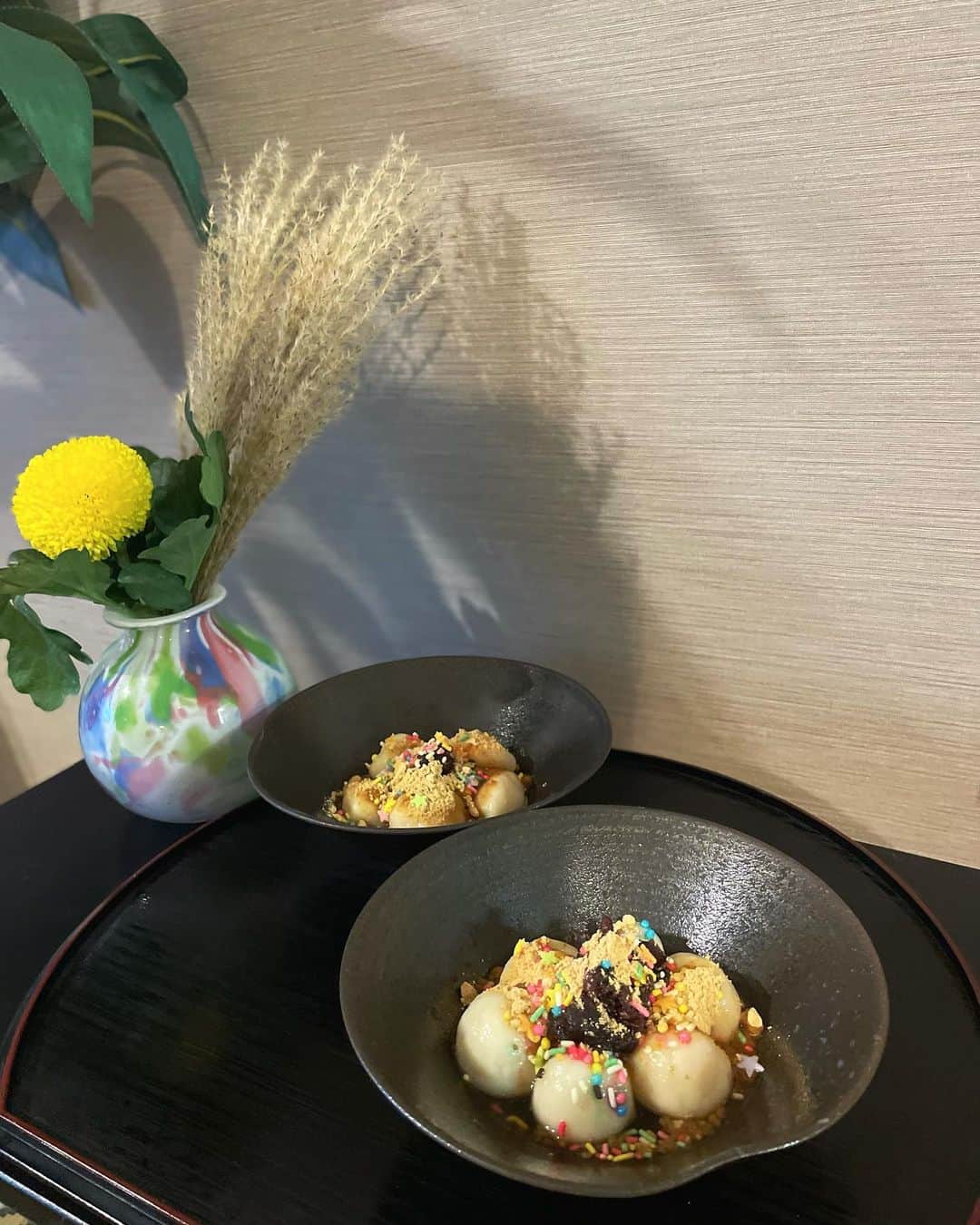 佐倉真衣のインスタグラム：「中秋の名月🌝  息子はじめてお団子を作ったけど、 なんでもかんでもSprinklesトッピングしちゃって欧米か！😂しかもメープルシロップもかけてる。  #中秋の名月 #お月見 #お月見団子」