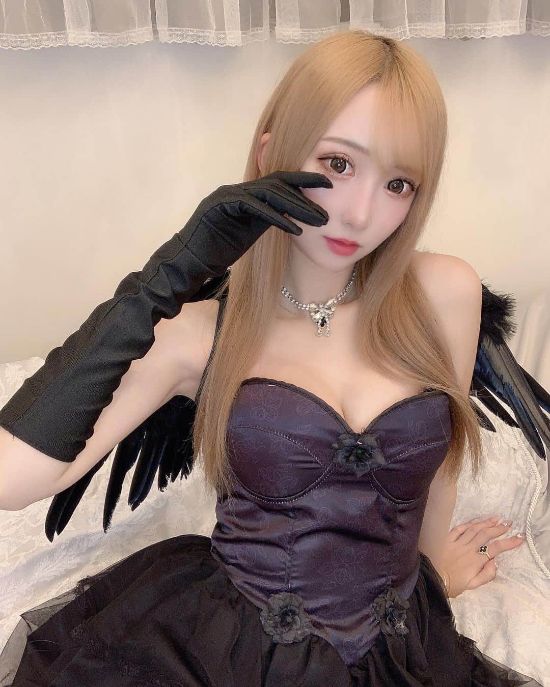 愛莉のインスタグラム：「先取りHalloween😈コスプレ紹介  今年1着目のコスプレは @myminette_ さんの小悪魔コスプレ(⃔ `꒳´ )⃕↝ 小物もセットで充実してるのに安くて その上えろカワすぎん？！？  こんなの絶対全男性好きやろ… コスプレ迷ってる女の子は見てみてね💖  #大阪#北新地#難波#歌舞伎町#水商売#キャバ嬢#キャバクラ#ホスト#キャバドレス#可愛い#ガリガリ#スタイル抜群#金髪#ギャル#清楚#お姉さん#谷間#ヘアメイク#自撮り#いいね返し#フォロー返します#整形#美容#セクシー#コスプレ#小悪魔#halloween#ハロウィンコスプレ#ティックトック#ハロウィン」
