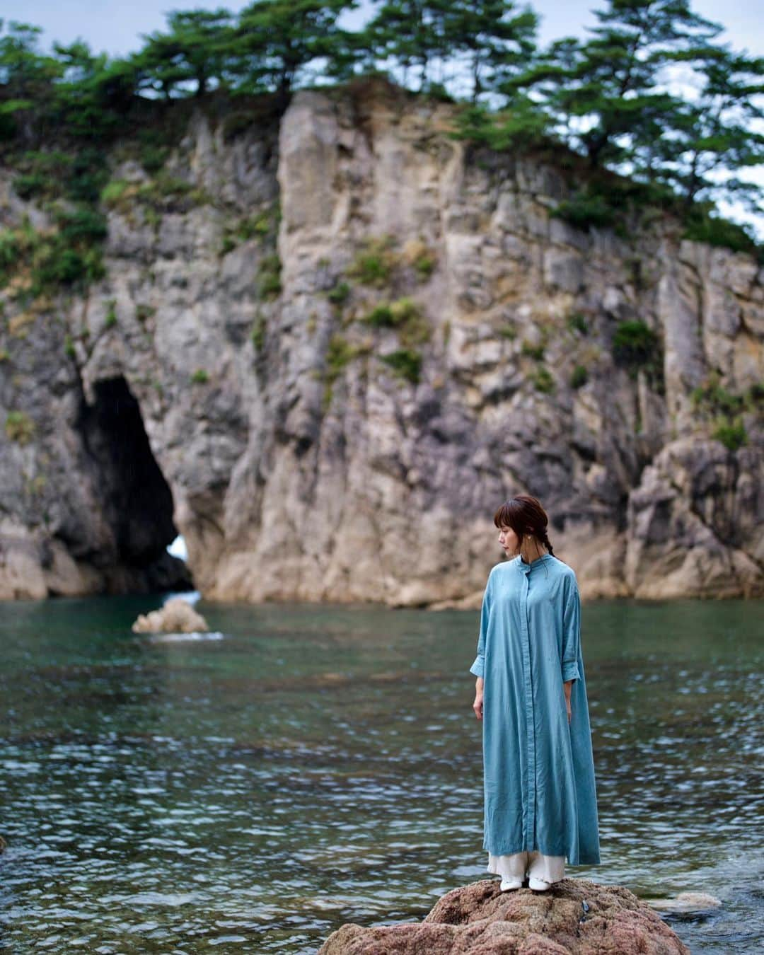 Koichiのインスタグラム：「. . 夏の終わり　新潟 村上の旅  ［2］村上の海岸線を巡る・笹川流れ-----------------  日本百景のひとつで「笹川流れ」と呼ばれる美しい海岸線を巡ってきました。 日本海の荒波に侵食された奇岩が続く、スペクタクルな景色が楽しめます。 この日は台風の影響で天候が悪かったのが残念だったけど、遊覧船にもなんとか乗れて、カモメと戯れてきました。  For those who are planning a trip to Japan soon, there are some destinations I would like to recommend. It is Murakami in Niigata. Niigata is only about an hour's flight from either Tokyo or Osaka. If you're looking for a traditional Japanese feel and a nostalgic atmosphere, there's no better place than Murakami. Everything about Murakami is amazing, including the cityscape, nature, and food!  📍眼鏡岩 笹川流れの奇岩群のひとつ眼鏡岩は、眼鏡岩展望台から近くまで行けますよ。 ここはSUPで散歩も楽しそう。  📍笹川流れ遊覧船 笹川流れの海岸線を巡る遊覧船に乗りました。 この日はあいにくの天気で、景色の見え方は良くなかったのですが、船を追ってくるカモメの群れに餌付けをするのが、なかなかスリルがあって楽しかったです。  📍弁天岩の海中鳥居 笹川流れの遊覧船が発着する、桑川漁港までの途中で見つけたお勧め撮影スポット。 満潮時は海中鳥居になるようで、それもまた良さそう。  @murakamikanko_official #murakami_trip #PR  → ［3］村上の海岸線を巡る・瀬波海岸　に続く  .」