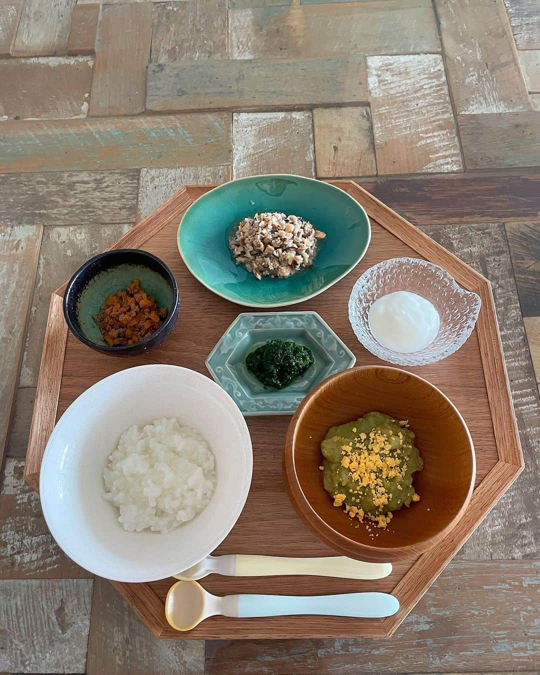 福田萌子さんのインスタグラム写真 - (福田萌子Instagram)「最近の離乳食🌿 味付けを少しだけバージョンアップしてお醤油を使うようになりました✨うちで使っているのは堀河屋の三ツ星醤油 ❗️本物のお醤油は数滴入れるだけで味がきまってとっても美味しい😊 @horikawaya_nomura   身体は食べたもので出来ているから、成長が著しいこの時期に無理のない範囲でなるべくこだわりたいと思っています🫶🏻  本物のお醤油は大豆と小麦とお塩のみで作られているので、お店で手に取る時に裏の表示までチェックしてみるといいかも😊 もちろん少しお値段は上がるので、お財布に優しいか身体に優しいか、それぞれに合った選択をしながらお料理を楽しんでいけたらいいですね🤲🏻🌿  #離乳食 #離乳食メニュー #醤油 #堀河屋野村 #堀河屋野村三ッ星醤油 #babyfood #babyfoodideas」9月30日 18時53分 - moekofukuda