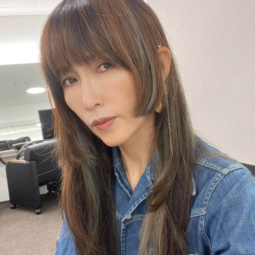 工藤静香さんのインスタグラム写真 - (工藤静香Instagram)「Blue blue ブルー  デニムのセットアップ大好きですが、なかなか色が合わないですよね。上下共に古着！デニムはやっぱりリーバイス501が好きです。  バッグ　 @louisvuitton  thank you」9月30日 18時53分 - kudo_shizuka