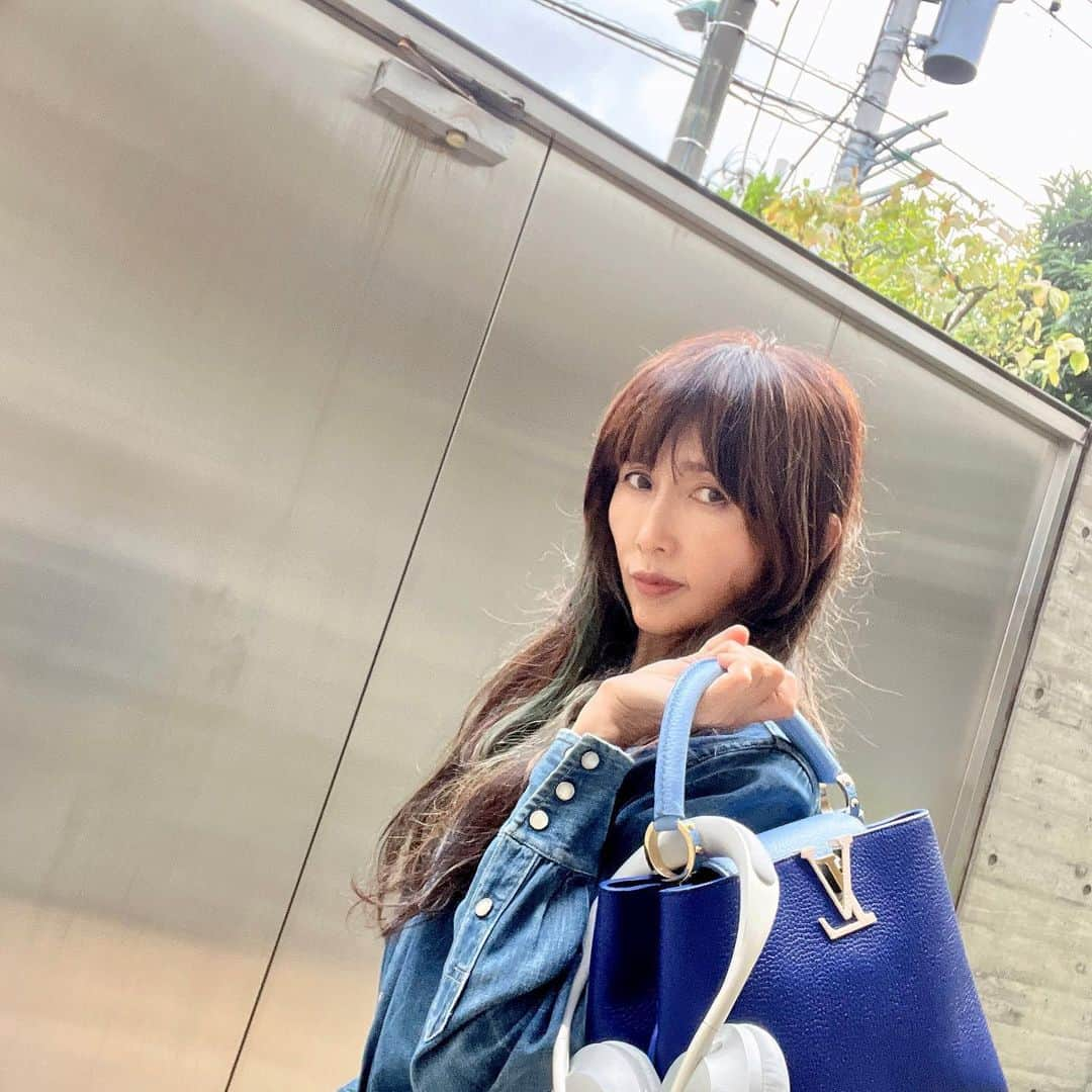 工藤静香のインスタグラム：「Blue blue ブルー  デニムのセットアップ大好きですが、なかなか色が合わないですよね。上下共に古着！デニムはやっぱりリーバイス501が好きです。  バッグ　 @louisvuitton  thank you」