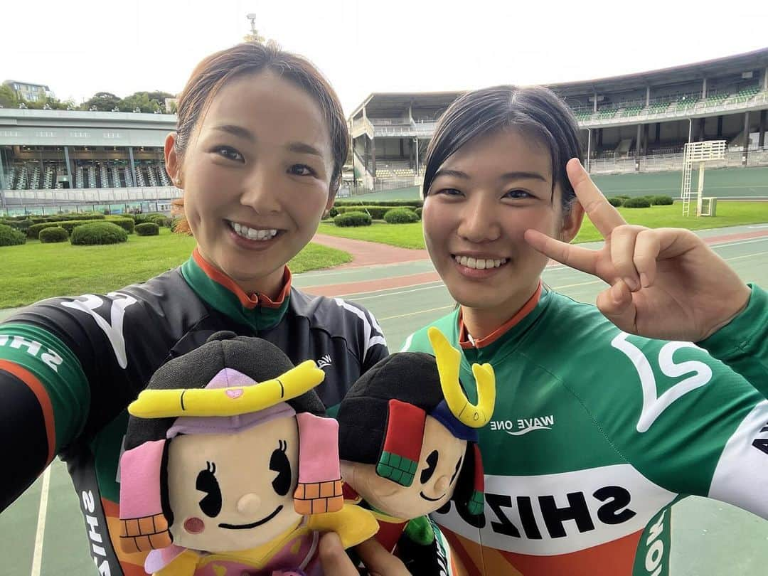 鈴木奈央のインスタグラム：「. . 国体合宿in小田原競輪場 . 輪太郎くんと輪花ちゃん ぬいぐるみ頂きました😆 . チームスプリントペアの 七虹ちゃんと良い練習ができました！！ . . #小田原競輪 #チームスプリント #スクラッチ #鹿児島国体 #2023 #静岡県チーム」