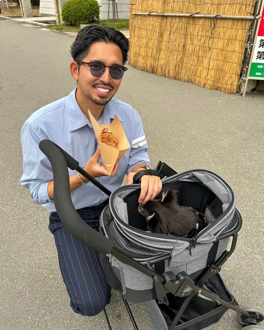 ken_navyのインスタグラム：「他の投稿は @ken_navy をご覧下さい🫶❣️  今日はROY君と公園で散歩🐕  沢山のワンちゃん🐶と触れ合えて良かったね🐶  大阪城公園毎週出没しよ🐕🐕🐕  ーーーーーーーーーーーーーー 🌕貴方のいいね、コメントが募金されます🍂 募金活動しています！ 投稿のいいね数×1円とコメント数×5円 を月末に集計して 様々な場所へ募金をさせて頂きます。 ９月は公益財団法人どうぶつ基金へ募金しますのでいいね、コメントをお願いします🙇‍♂️ ーーーーーーーーーーーーーー  参考になればいいね👍コメント📝保存💽 お願いします🫶❣️  #メンズファッション #メンズコーデ  #ファッションモデル  #アパレル #デザイナー  #アパレル社長 #オーダースーツ #オーダースーツ大阪 #今日のコーデ #ファッションの悩み」