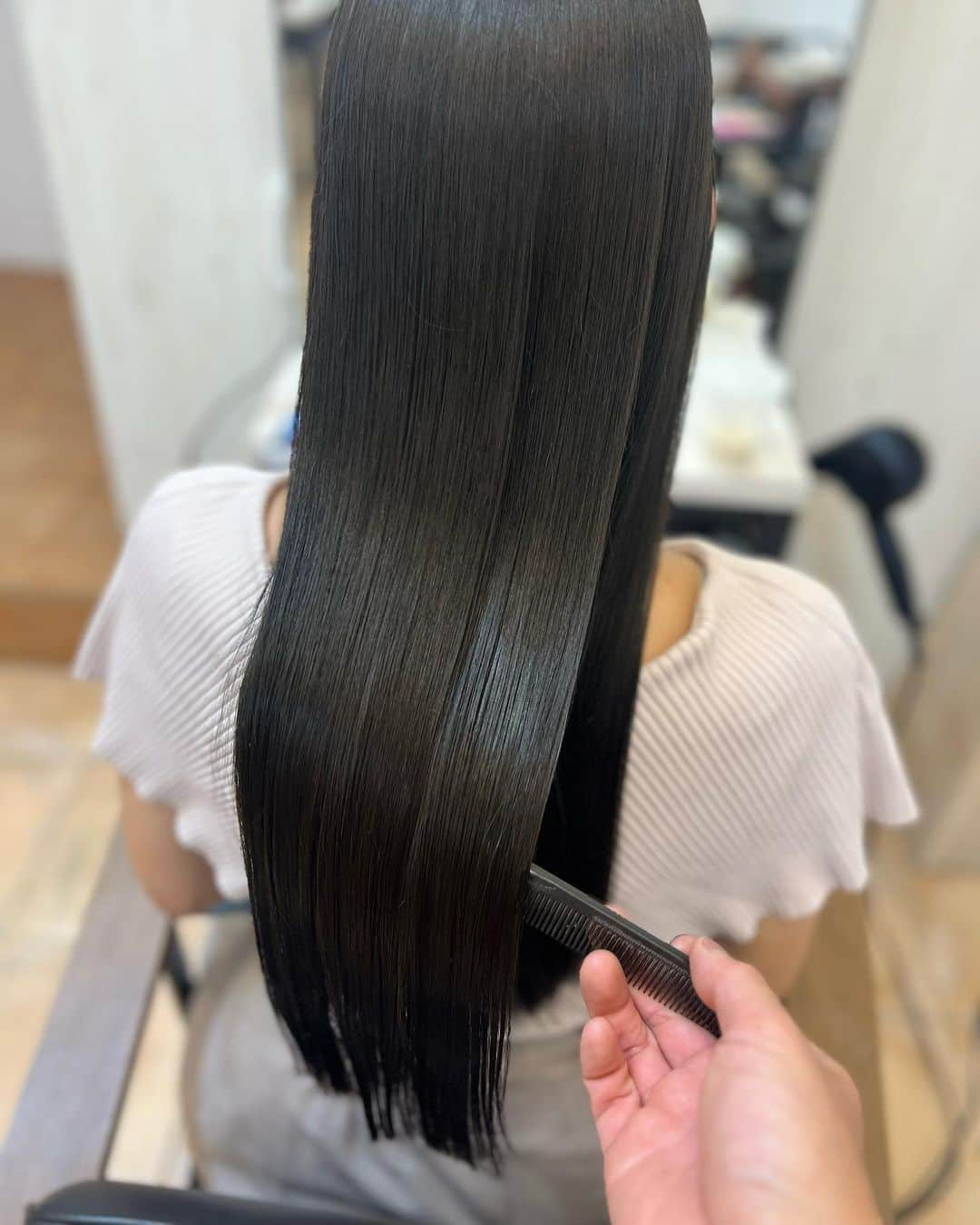 沢すみれさんのインスタグラム写真 - (沢すみれInstagram)「イベント&撮影会前に美容院へ💇‍♀️  久々の暗めカラーと短め前髪になりました·͜· ︎︎ᕷ やっぱり髪色は暗めが落ち着きます😌💓  今回髪色と前髪変えてからカラコン変えてみたりメイク変えてみたり色々模索していくのが楽しいです( ⌯'֊'⌯)‬  また、髪色や前髪だけでなくカラーと一緒に施術できる最強トリートメントの 【Wプラチナヒト幹細胞トリートメント】で今回も短い滞在時間で超サラサラにしていただきました- ̗̀☾ ̖́-  猫っけでふわっと膨らんでいた毛たちがまとまり、サラッと頭の形をなぞっておりてきてくれているし指通りも突っかかることなくスムーズです🥹✨  🏠accomplish代官山 🧑ゆうさん ありがとうございました✨ @accomplish_yu  @accomplish_salon   #ミネコラ #ミネコラトリートメント #水素トリートメント #髪質改善トリートメント #人幹細胞 #アールハス #髪質改変 #髪質改善 #ヒト幹細胞 #アコンプリッシュ #accomplish代官山 #PR」9月30日 18時56分 - sumiresour