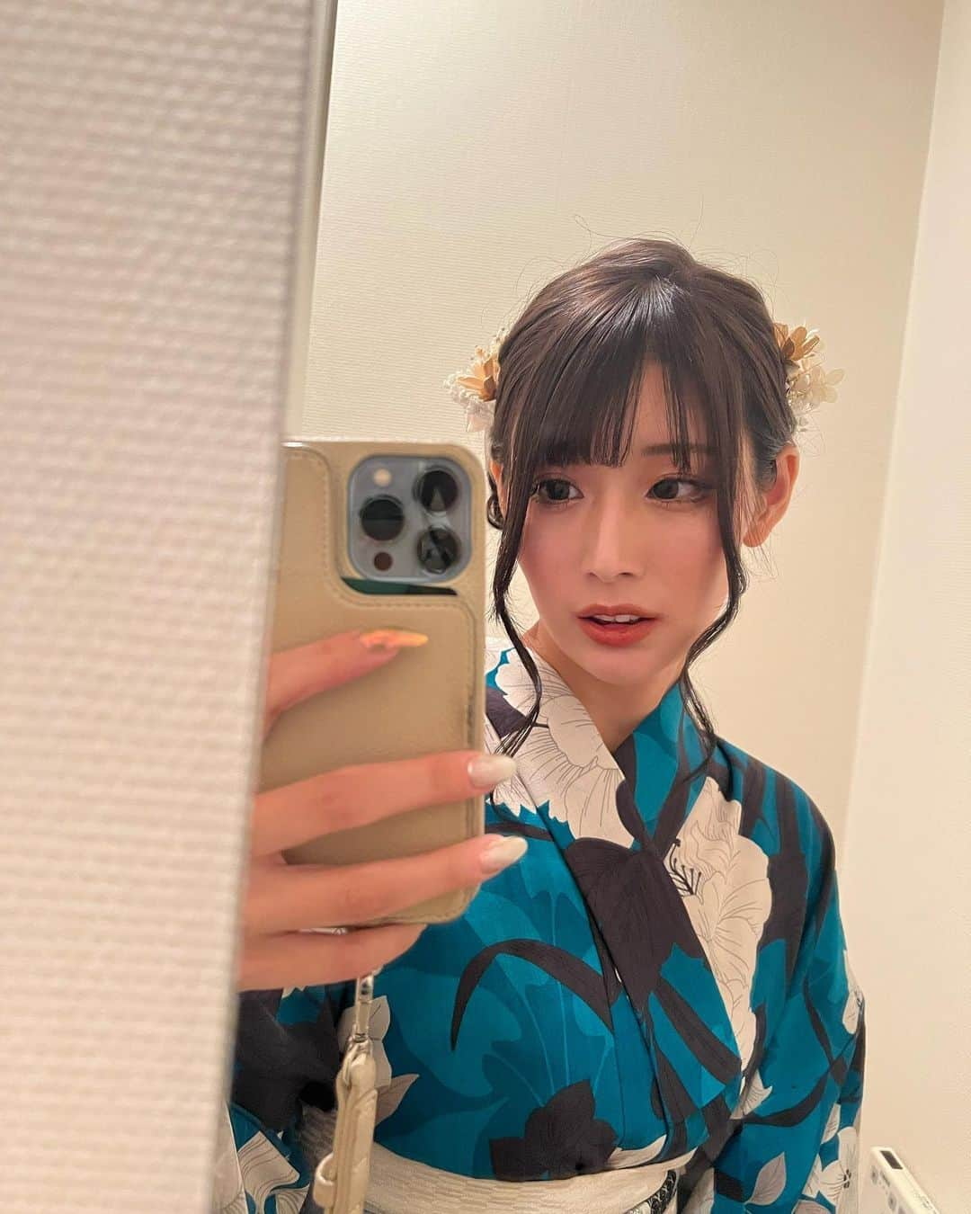 沢すみれのインスタグラム：「イベント&撮影会前に美容院へ💇‍♀️  久々の暗めカラーと短め前髪になりました·͜· ︎︎ᕷ やっぱり髪色は暗めが落ち着きます😌💓  今回髪色と前髪変えてからカラコン変えてみたりメイク変えてみたり色々模索していくのが楽しいです( ⌯'֊'⌯)‬  また、髪色や前髪だけでなくカラーと一緒に施術できる最強トリートメントの 【Wプラチナヒト幹細胞トリートメント】で今回も短い滞在時間で超サラサラにしていただきました- ̗̀☾ ̖́-  猫っけでふわっと膨らんでいた毛たちがまとまり、サラッと頭の形をなぞっておりてきてくれているし指通りも突っかかることなくスムーズです🥹✨  🏠accomplish代官山 🧑ゆうさん ありがとうございました✨ @accomplish_yu  @accomplish_salon   #ミネコラ #ミネコラトリートメント #水素トリートメント #髪質改善トリートメント #人幹細胞 #アールハス #髪質改変 #髪質改善 #ヒト幹細胞 #アコンプリッシュ #accomplish代官山 #PR」