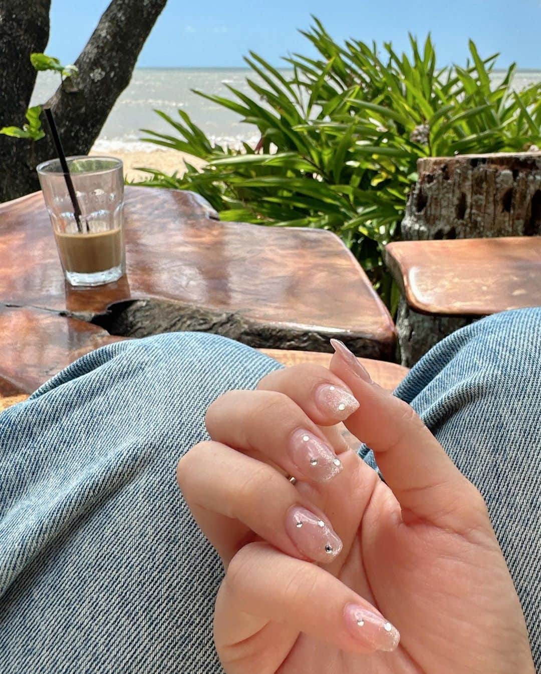 水越愛華さんのインスタグラム写真 - (水越愛華Instagram)「今回初のホリデーに備えて @thelounge_nail で ネイルとまつ毛パーマをしたの💆‍♀️💝  渡豪してから4ヶ月セルフネイルを 頑張ってたんだけど いかんせん素人だから自爪が ボロボロになってて右手の親指以外の4本は チップで長さ出ししてます🥹  ギャラクシーのフレンチに ストーンでキラキラ💖  爪のためにも当分はセルフネイルを控えて @thelounge_nail に行く予定です🫠🫶」9月30日 19時05分 - iamemika21