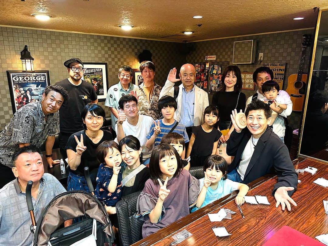 マギー審司さんのインスタグラム写真 - (マギー審司Instagram)「初のマジック教室‼️  名古屋のマジックバー『モメントス』さんを会場に  下は2歳から上は70歳まで定員いっぱいで楽しい時間を過ごせました(^^)  お子さんもたくさん来てくれたので、この中から凄いマジシャンが出たら嬉しいですね☺️  二回目もまたやりたいと思います！」9月30日 18時58分 - maggy_shinji33