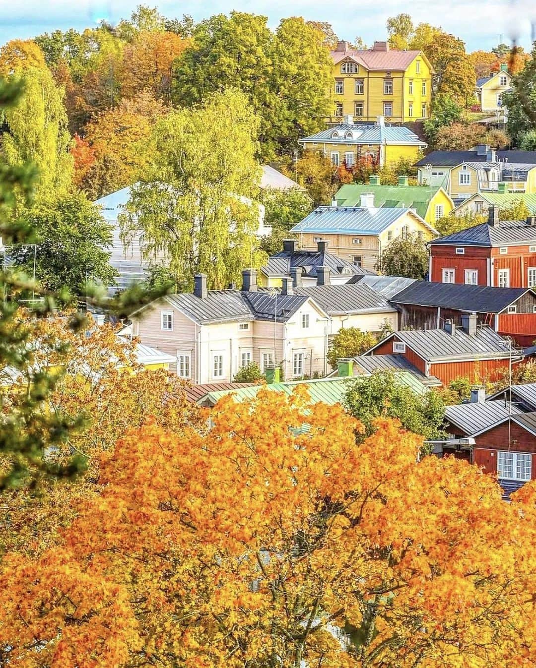 フィンランド政府観光局のインスタグラム：「ポルヴォーの紅葉。旧市街の建物の素敵な色の外壁と美しい紅葉がなんとも素敵な風景を創りだしていますね～。💛 . 📸 @antsvahter Kiitos! 🙏 #visitfinland #ourfinland #visitfinlandjp #finland #北欧旅行 #travelgram #フィンランド #フィンランド政府観光局 #北欧 #travel #instatravel #travel #travelgram #travelling #traveler #旅したくなるフォト #旅行 #旅 #海外旅行 #travelphotography #旅行大好き #旅行好き #旅スタグラム #旅好き #ヨーロッパ旅行 #旅に出たい #トラベル #紅葉」