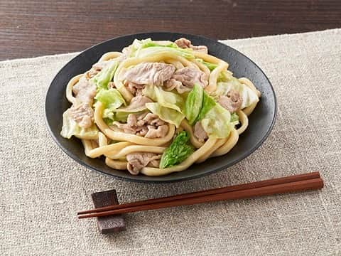ヤマサ醤油株式会社のインスタグラム：「「出汁うま豚焼きうどん」 https://recipe.yamasa.com/recipes/5301 今日のレシピは #遠田かよこ さん！  しょうゆで作る焼きうどんはシンプル故に味が決まりにくい…。そんな時は、「ヤマサ ぱぱっとちゃんと これ!うま!!つゆ」をひとまわしかけるだけ！出汁が染みたこく深い味わいで、普段の焼きうどんがワンランクアップします。   #これうまつゆ #自炊 #happyrecipe #foodphotography #instapic #ヤマサ #instagood #ハッピーレシピ部 #delish #instadaily #在宅楽飯 #soysauce #人気 #jp #テレワーク飯 #instafood #yamasa #おうちごはん #レシピ #ランチ #簡単 #recipe #photooftheday #昼ごはん #yummy #時短メニュー #定番 #だししょうゆ」