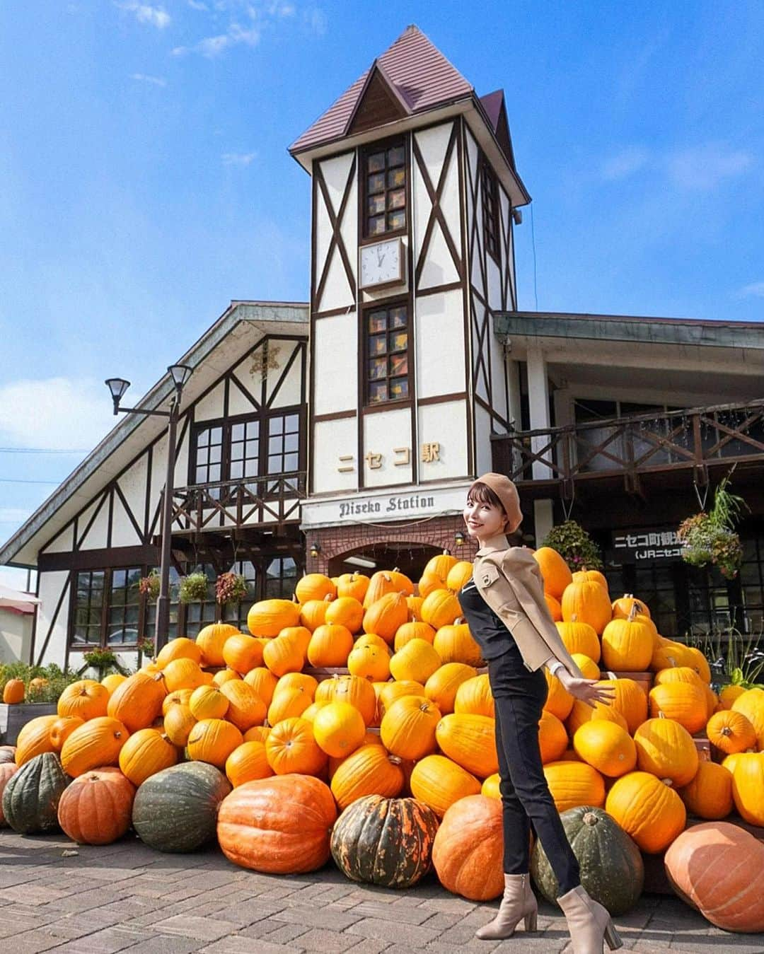 三好ユウのインスタグラム：「ニセコ駅前がカボチャで彩られています🎃 In front of the station of Niseko, there are many pumpkins！ ⁡ ⁡ 毎年登場しているというJRニセコ駅前のカボチャ達、 想像以上に大量で可愛い🥰 ⁡ 街の至る所にカボチャのデコレーションが施されていて お散歩が楽しいです✨ ⁡ もうそんな時期なんですね〜 毎年ハロウィン時期は楽しみです^ ^ ⁡ ⁡  #北海道#ニセコ#ニセコ駅#ニセコ観光#国内旅行 #タビジョ#旅行好きな人と繋がりたい#japanhalloween #ilovejapan#hokkaido#niseko#nisekojapan #japanese#japantravel #japantrip#tripgram  ⁡ #旅游#여행스냅」