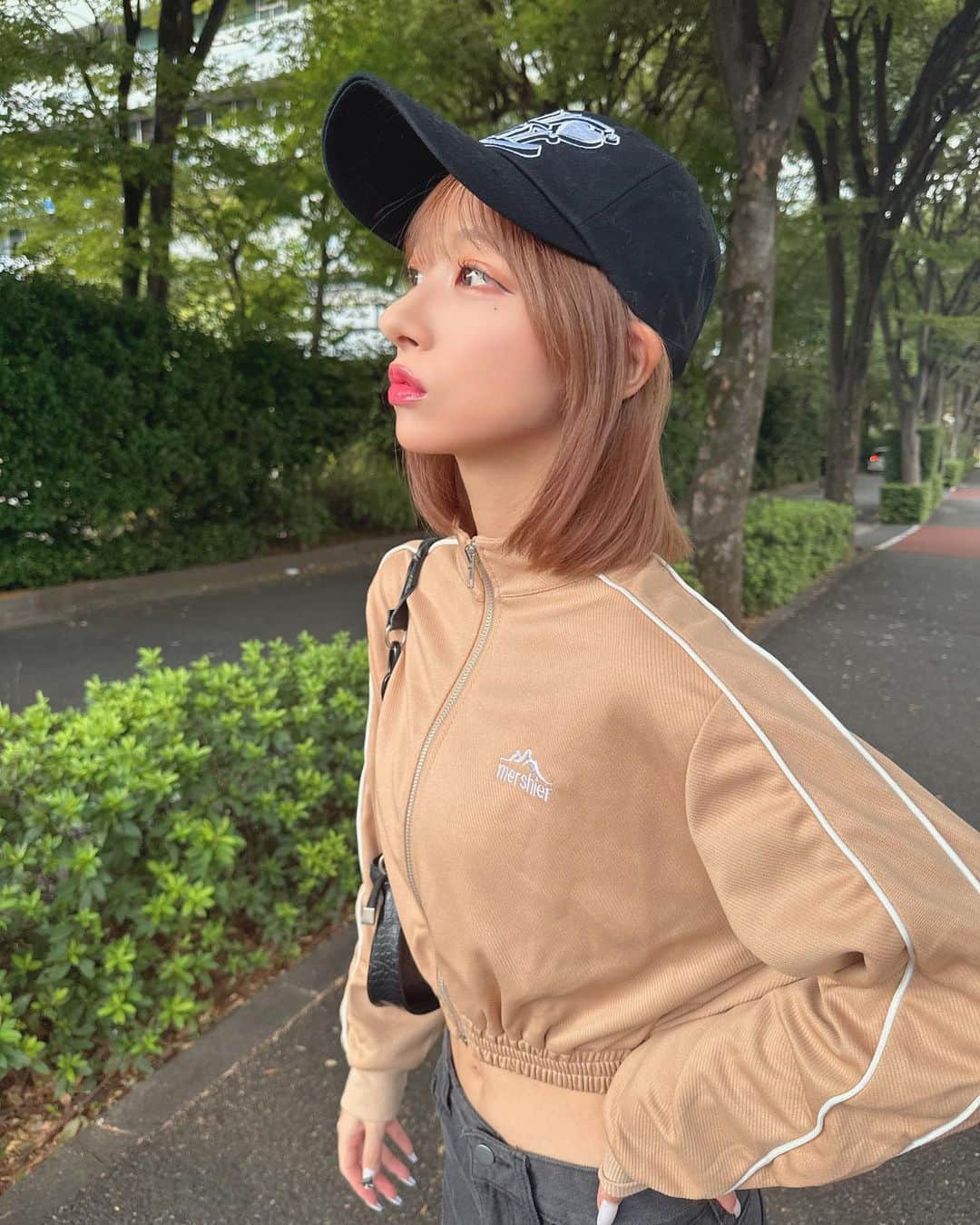渡辺葉月のインスタグラム：「🍪🏷   @chick___official  ショート丈トラックジャケット ✔ZOZO商品コード：76015849  クロップド丈が可愛いーー♡ ウエストがきゅってなって細見えする天才◎  この秋は、ベージュ選びがちかも☺︎︎！」