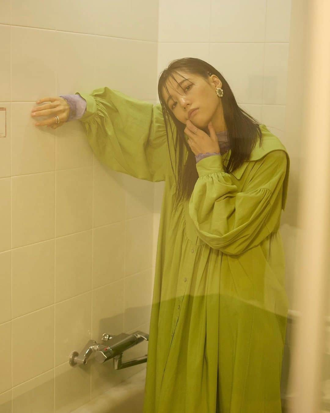 中川可菜のインスタグラム：「🛁🧼🫧  photographer @ono.photo  hair & make up @kakikana styling & model @nakagawa_kana  #9月も終わり #秋まだかな #シャワールーム #showerroom #🚿 #作品撮り #testshoot #shooting」