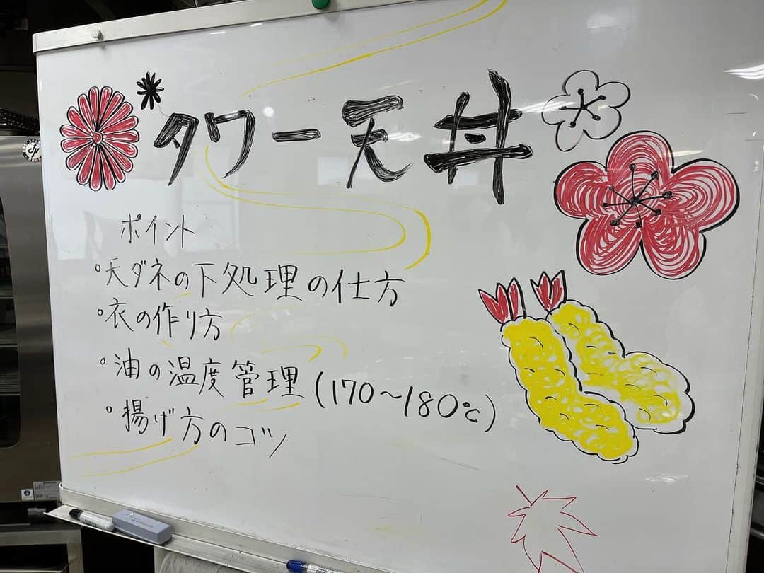 東京ベルエポック製菓調理専門学校さんのインスタグラム写真 - (東京ベルエポック製菓調理専門学校Instagram)「🧑‍🍳本日の調理体験🧑‍🍳 MEGA盛り！タワーオブ天丼🦐  鱚、穴子、エビに加えて、5種類の彩り野菜を使用🎃🍆 天ぷら衣の合わせ方も学び、学生スタッフと協力して ひとつひとつ丁寧に揚げました！  タワーのようにバランス良く盛り付けることができました👏✨  #東京ベルエポック製菓調理専門学校  #ベルエポック#東京ベルエポック　　 #調理師科#製菓も調理も学ぶ #皿盛り#シェフ #本格的 #料理作り記録 #料理作り #料理好きな人と繋がりたい  #お菓子作り好きな人と繋がりたい  #お菓子作り#お菓子作り記録  #お菓子も料理もどっちも好き  #製菓衛生師　#調理師免許 #調理師の卵　#調理師　#専門学校 #調理師科　#調理　 #東京都#江戸川区#西葛西 #オープンキャンパス #天丼 #タワー天丼」9月30日 19時03分 - belleseika
