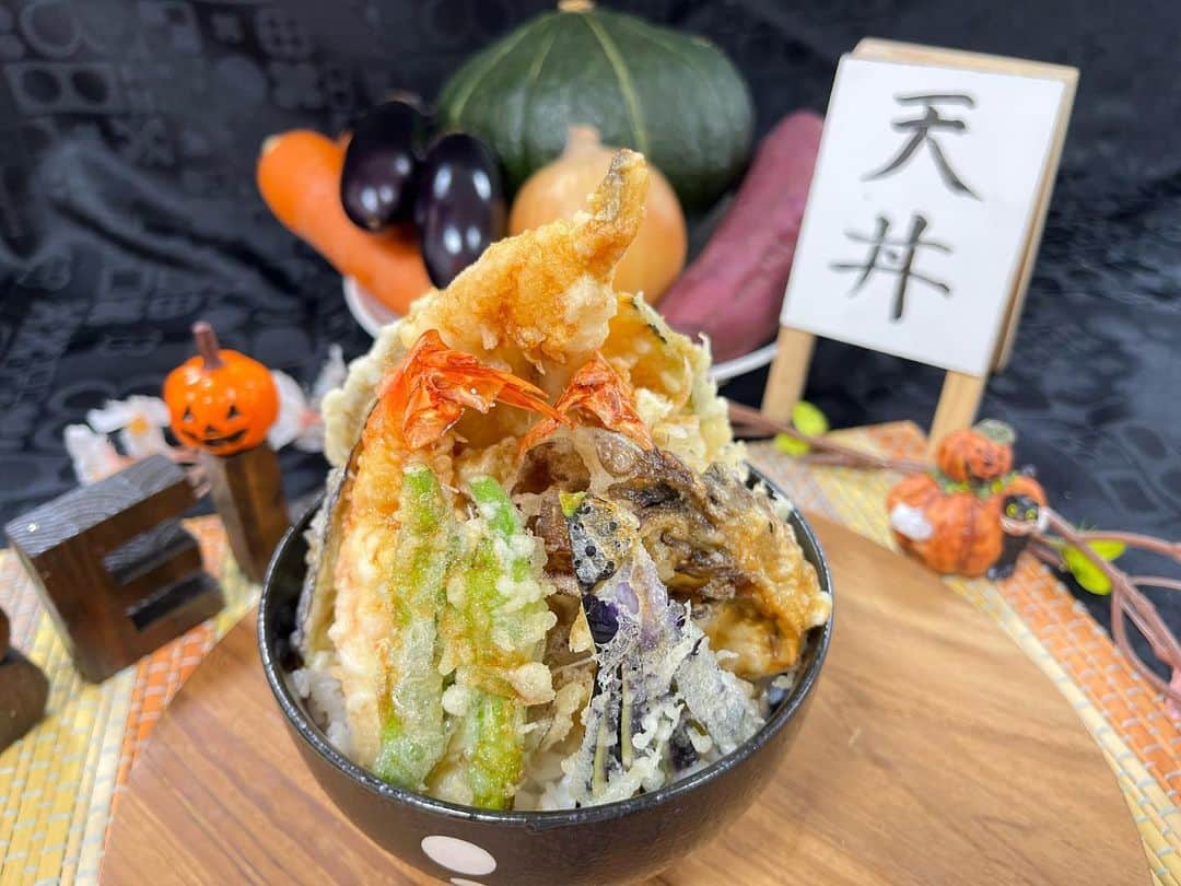 東京ベルエポック製菓調理専門学校のインスタグラム：「🧑‍🍳本日の調理体験🧑‍🍳 MEGA盛り！タワーオブ天丼🦐  鱚、穴子、エビに加えて、5種類の彩り野菜を使用🎃🍆 天ぷら衣の合わせ方も学び、学生スタッフと協力して ひとつひとつ丁寧に揚げました！  タワーのようにバランス良く盛り付けることができました👏✨  #東京ベルエポック製菓調理専門学校  #ベルエポック#東京ベルエポック　　 #調理師科#製菓も調理も学ぶ #皿盛り#シェフ #本格的 #料理作り記録 #料理作り #料理好きな人と繋がりたい  #お菓子作り好きな人と繋がりたい  #お菓子作り#お菓子作り記録  #お菓子も料理もどっちも好き  #製菓衛生師　#調理師免許 #調理師の卵　#調理師　#専門学校 #調理師科　#調理　 #東京都#江戸川区#西葛西 #オープンキャンパス #天丼 #タワー天丼」