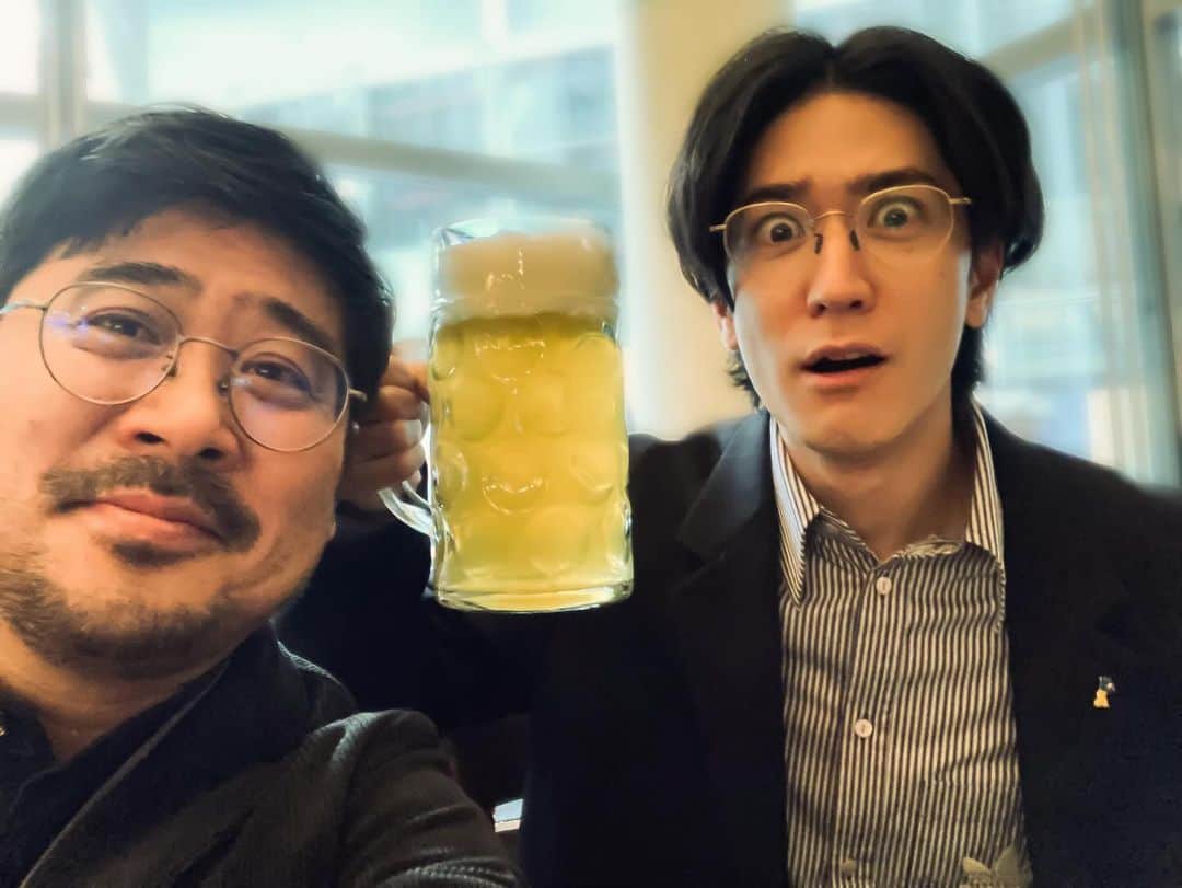 のインスタグラム：「🍺 Throwback to the memories of Berlin.  I was wowed by the size! I drank it up tho.   #manhole #berlin #berlinale2023 #berlinbear #redcarpet #beer #kazuyoshikumakiri #tb」
