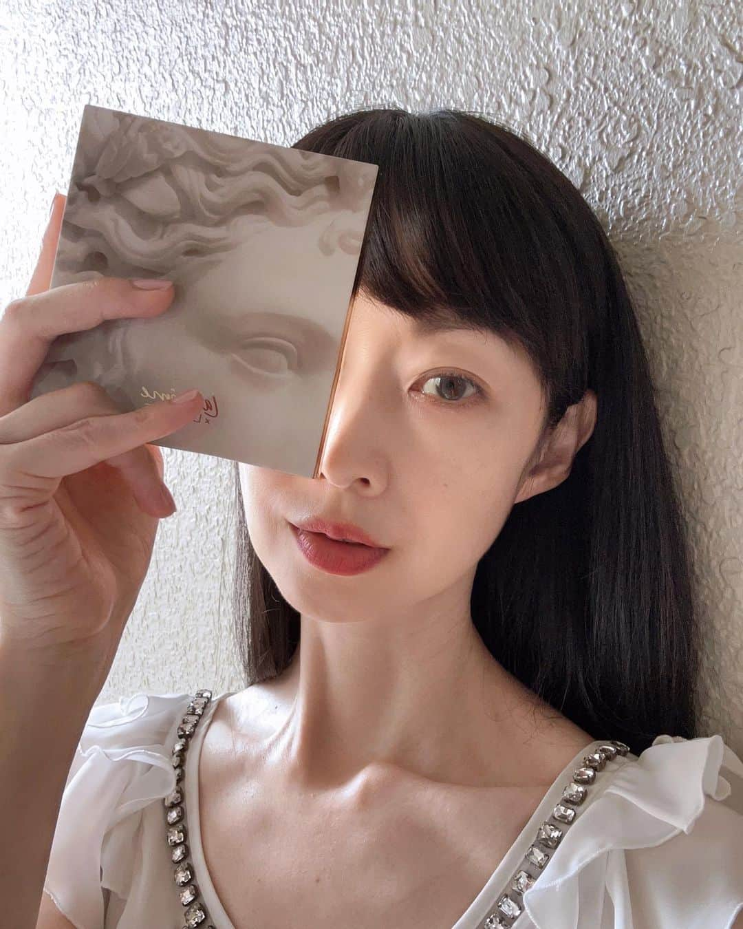 理絵さんのインスタグラム写真 - (理絵Instagram)「LANCÔME × LOUVRE   いつかのルーヴル美術館で、サモトラケのニケをはじめとする名だたる彫刻の前へ立ち  その迫力に「これは絶対に魂が宿っている！」と、感動したことを思い出しながら今回の限定パッケージを眺めて心が躍りました！  ★ 「リシュリュー ウィング パレット」2〜3枚目  5つのカラーはリシュリュー翼やルーヴル美術館周辺の名所から着想を得たネーミングが付いています  ★「ラプソリュ ルージュ ドラママット(限定パッケージ)」4枚目  4種類それぞれのインスパイア源が素敵でその中でも私は♯200の「フレンチ ドラマ」(眠るヘルマフロディトスから着想)がお気に入り  このヘルマフロディストとはベッドにまどろむ、艶かしい背中からヒップのラインが魅力的な女性  と、思いきや！ぐるっと周り反対側から観ると...えーっ！と衝撃の事実が！  それからこの像の成り立ちをあわてて調べたのを思い出します  ★「ジェニフィック アドバンスト N (限定パッケージ)」5枚目  芸術の秋にLANCÔME × LOUVRE COLLECTIONで装いルーヴル美術館を訪れたいな  10月13日(金)数量限定発売  @lancomeofficial  @museelouvre  #LancomexLouvre #Lancomemakeup #ランコム #ルーヴルコレクシオン  #PR」9月30日 19時05分 - ____rie____