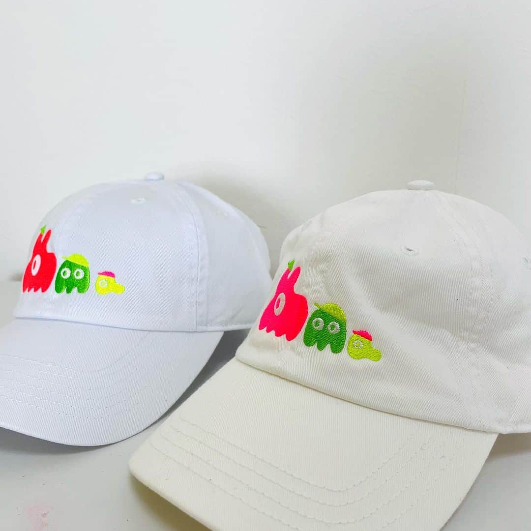 中村涼子さんのインスタグラム写真 - (中村涼子Instagram)「そしてですね…  各種キャップ… 刺繍キャップ…  はひはひはひはひ…  できました できちゃいました  私が最近、白い帽子が欲しすぎて作りました  「BAKEちゃんMONOちゃんキャップ」 こちらは 蛍光×ホワイト くすみカラー×ベージュ の２色展開で  こちらはなんと… キッズサイズもあります…！ (興奮) お、おやこで お揃いで 頭部に BAKEちゃんMONOちゃんが…！ ぐぐぐぐぐ…！  そして 「自己主張型チク美ちゃんキャップ」 ホワイト×ブラック×レッドな 「これわたしの！」と主張するチク美ちゃんがデニムに鎮座しております  私にはお客様からいただいた思い出のデニムキャップがありまして、 結構な頻度でデニム頭に乗せてます。 デニム服にめっちゃ合うんですよね すきぴです  ほいでほいで 「もこもこ冬支度おばけちゃんキャップ」 モコモコ帽子大好き モコモコ帽子にこの子がいて欲しすぎて、この帽子のために生まれたキャラクター付けちゃいました モコモコしたおばけ、手袋はめてます可愛い  ただいま 秋仕様の一点もの帽子たちも作成中  帽子大好き 帽子は今日一日をまた 好きにさせてくれる  各種帽子 頭に一緒に乗せまっしょい  #中村涼子個展　#ALLME  #帽子は手軽で長持ちでおしゃれでうん最高」9月30日 10時12分 - nakamuraryoko56