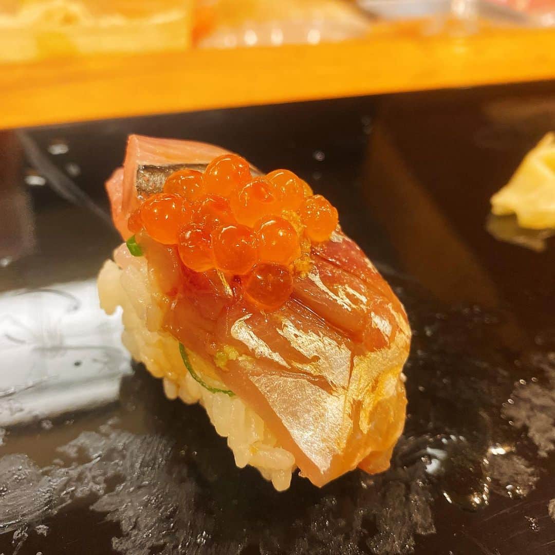 春風亭小朝さんのインスタグラム写真 - (春風亭小朝Instagram)「・  皆さんは大阪中央市場内の寿司店『ゑんどう』さんの掴み寿司をご存知ですか  握らずにふわっと掴むだけなのに美味しいという不思議な寿司ですが  なんと、渋谷にも掴み寿司を食べさせてくれるお店があることを知り伺ったのが『鮨やじま』さん  お客さんの7割が外国の方だそうですが、座って10秒で鮪が登場  下から持ち上げるように掴んで食べてくださいねと言いながらリズムよく寿司を掴んでは次々と目の前に  見た目は御覧の通りですが、これが美味しいの  途中で、私の顔は鮪に映えるので一緒に撮ってね、とおねだりされてご主人の写真をパチリ  お値段も抑えめなので、これからちょいちょいランチタイムにお邪魔したいと思います  帰りにボールペンまでもらっちゃったよ  #寿司 #つかみ寿司  #鮨やじま  #春風亭小朝」9月30日 10時05分 - shunputei_koasa