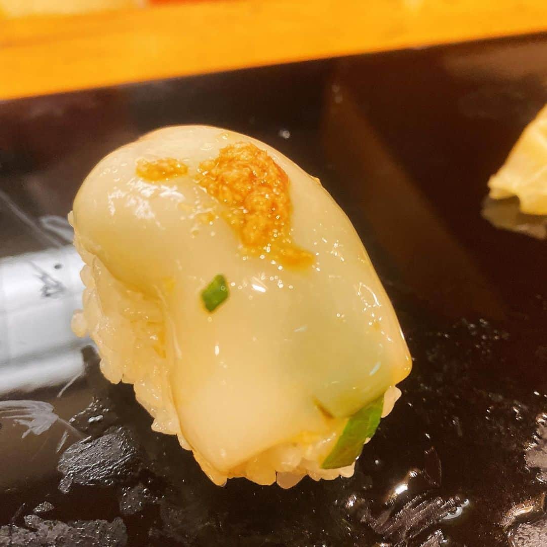 春風亭小朝さんのインスタグラム写真 - (春風亭小朝Instagram)「・  皆さんは大阪中央市場内の寿司店『ゑんどう』さんの掴み寿司をご存知ですか  握らずにふわっと掴むだけなのに美味しいという不思議な寿司ですが  なんと、渋谷にも掴み寿司を食べさせてくれるお店があることを知り伺ったのが『鮨やじま』さん  お客さんの7割が外国の方だそうですが、座って10秒で鮪が登場  下から持ち上げるように掴んで食べてくださいねと言いながらリズムよく寿司を掴んでは次々と目の前に  見た目は御覧の通りですが、これが美味しいの  途中で、私の顔は鮪に映えるので一緒に撮ってね、とおねだりされてご主人の写真をパチリ  お値段も抑えめなので、これからちょいちょいランチタイムにお邪魔したいと思います  帰りにボールペンまでもらっちゃったよ  #寿司 #つかみ寿司  #鮨やじま  #春風亭小朝」9月30日 10時05分 - shunputei_koasa