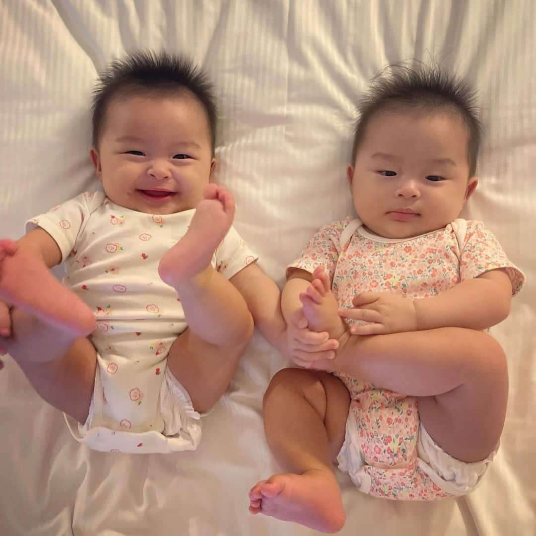 小川ひとみさんのインスタグラム写真 - (小川ひとみInstagram)「おはよう🥰 可愛い天使達🫶 だんだんそっくりになってきたね💓 #twins #二卵性 #twingirls #momlife」9月30日 10時05分 - hitomy220
