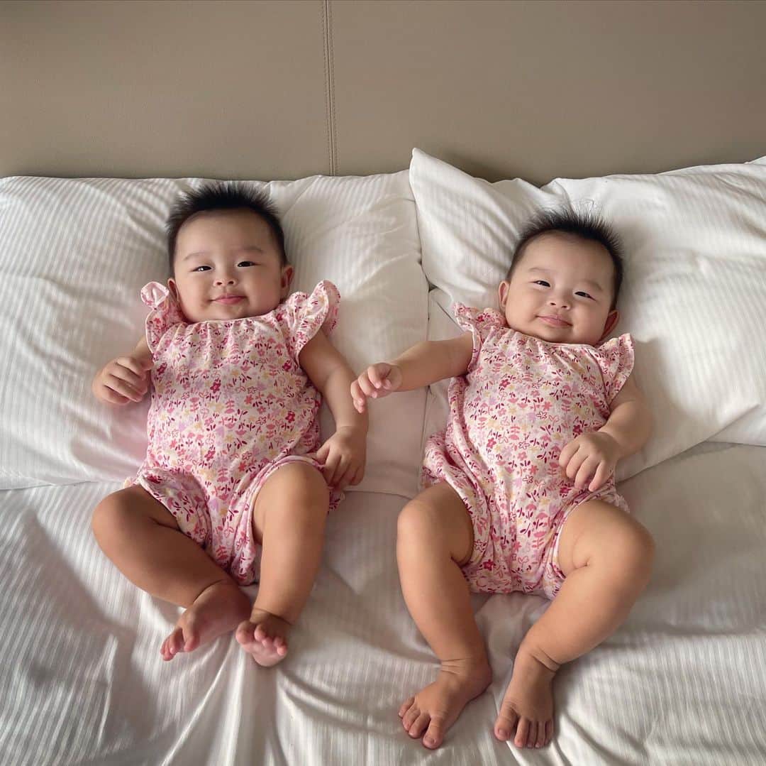 小川ひとみのインスタグラム：「おはよう🥰 可愛い天使達🫶 だんだんそっくりになってきたね💓 #twins #二卵性 #twingirls #momlife」