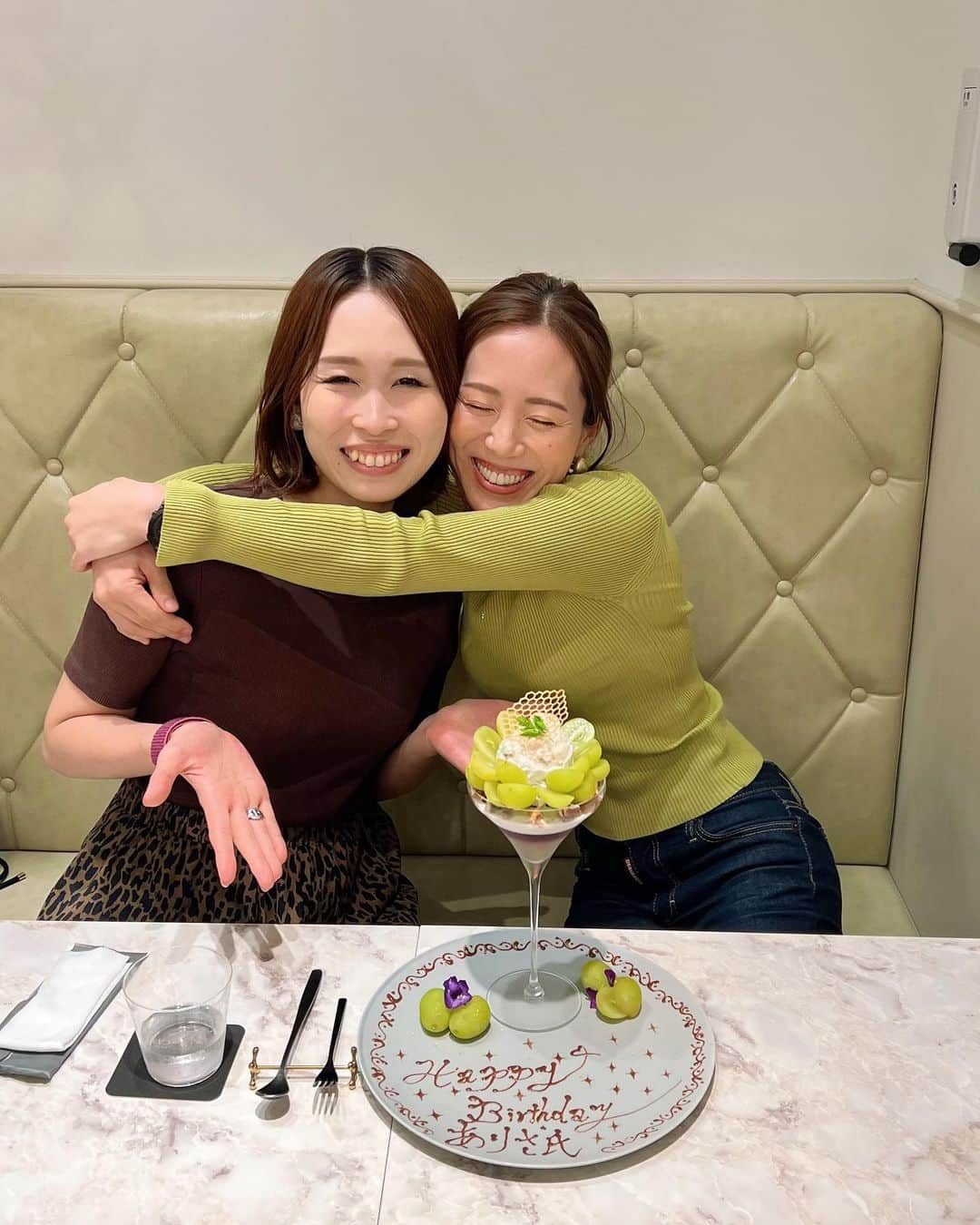 ありさ・あげまんクリエイターのインスタグラム：「2ヶ月の時差で親友が誕生日のお祝いしてくれた❤️ サプライズすぎた🤣ありがとう😭❤️  たまたま何も考えず着て行った服がマスカット色だったから、マスカットの妖精って言われた😋🫶🏻 なんか美味しそうな妖精だね笑  #サプライズ #誕生日プレート #誕生日サプライズ #大親友 #プロラボカフェ新宿店 #ヘルシーランチ #ヘルシーランチ東京 #美容ランチ #マスカットパフェ」