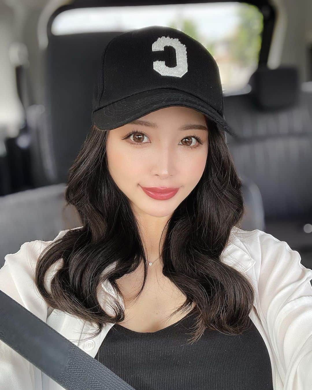 LIHOCOのインスタグラム：「࿓ 👶🏻産まれたらしばらく美容院行く時間ないかな〜 と思って暗めにしたの 🖤  美容院でも髪の毛綺麗だね〜 って 毎回言われる✌️ @sakura_bblabo  のおかげ 🌸💓」