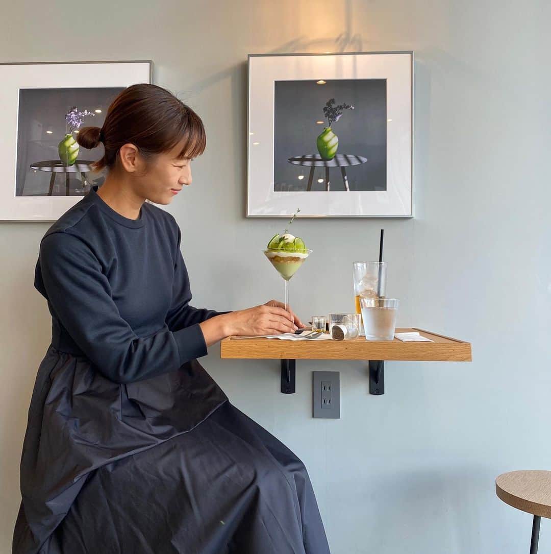 前田有紀のインスタグラム：「先日湘南方面でのお仕事で立ち寄った茅ヶ崎の　@bonbons_de_k さん。茅ヶ崎に来たら絶対に行きたい大人の隠れ家的、癒しのパティスリーです。 新作のシャインマスカットのパルフェいただきました。最後にオリーブオイルをかけて味わいの変化を楽しむ大人な味わい。 かおりさんにもお会いできて、次の出店やコラボの打ち合わせをしたり。短い時間でしたが、ホッとするひとときでした。 かおりさん、ありがとうございました！！  onepiece : @newans.official」
