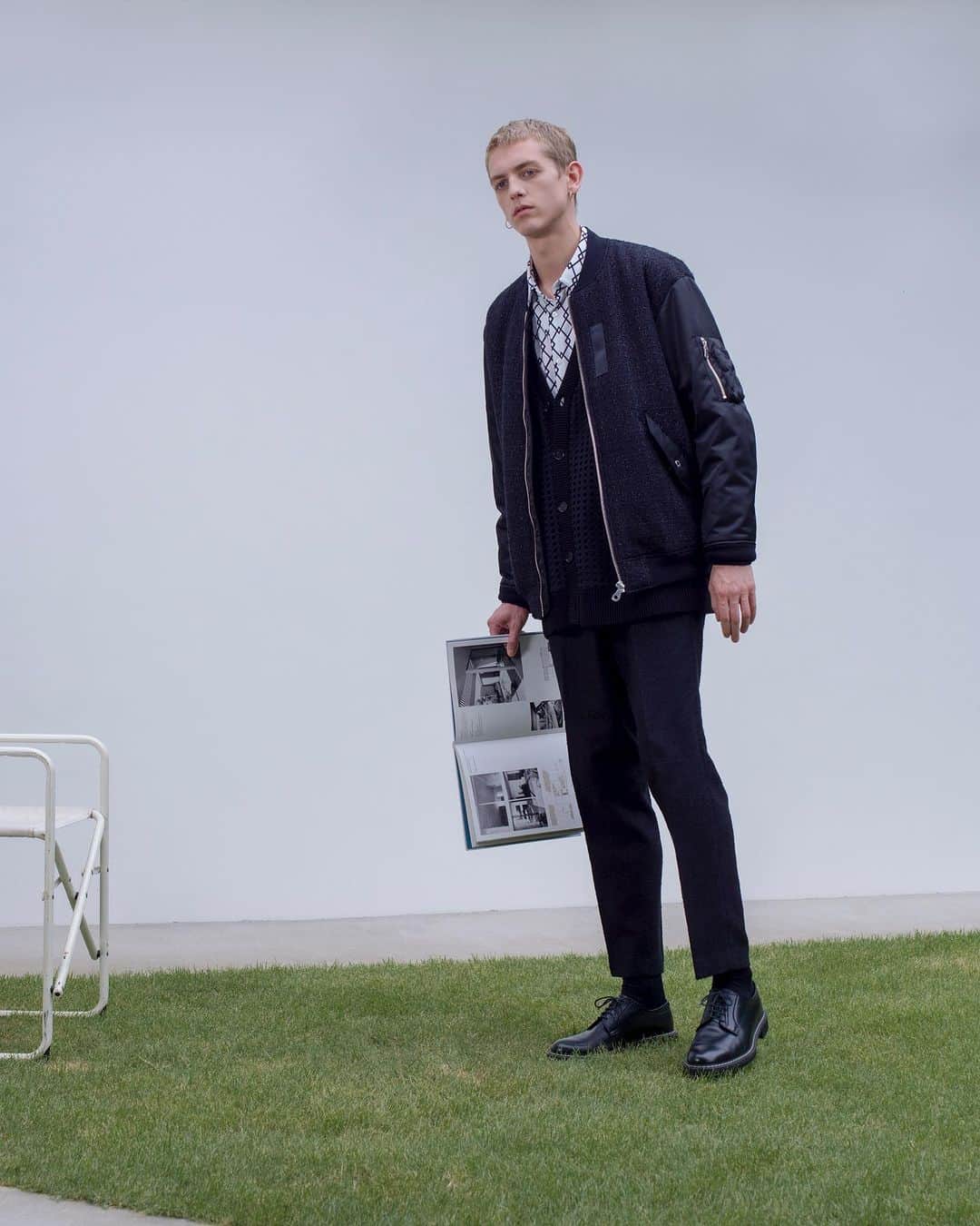 LOVELESS/GUILD PRIME 公式アカウントのインスタグラム：「『 LOVELESS 』  LOVELESS 2023 AUTUMN MEN&WOMEN  今季より、LOVELESSはブランドコンセプトをアップデート。独自性のあるデザインはそのままに、端正かつ高揚感を感じられるスタイルを改めて提案、提供していく。最新コレクションでは「ブリティッシュ」「ミリタリー」を再解釈。今の時代性を捉え、モダンに切り取ったイメージビジュアルと共にお届けする。  プロフィールURL内「FEATURE」でLOOKをご覧いただけます。  Blouson / LOVELESS ￥53,900 (61F-62-231-09) Cardigan / LOVELESS ￥28,600 (61N-36-222-09) Shirt / LOVELESS ￥26,400 (61M-45-224-02) Pants / LOVELESS ￥29,700 (61Q-36-230-09)」