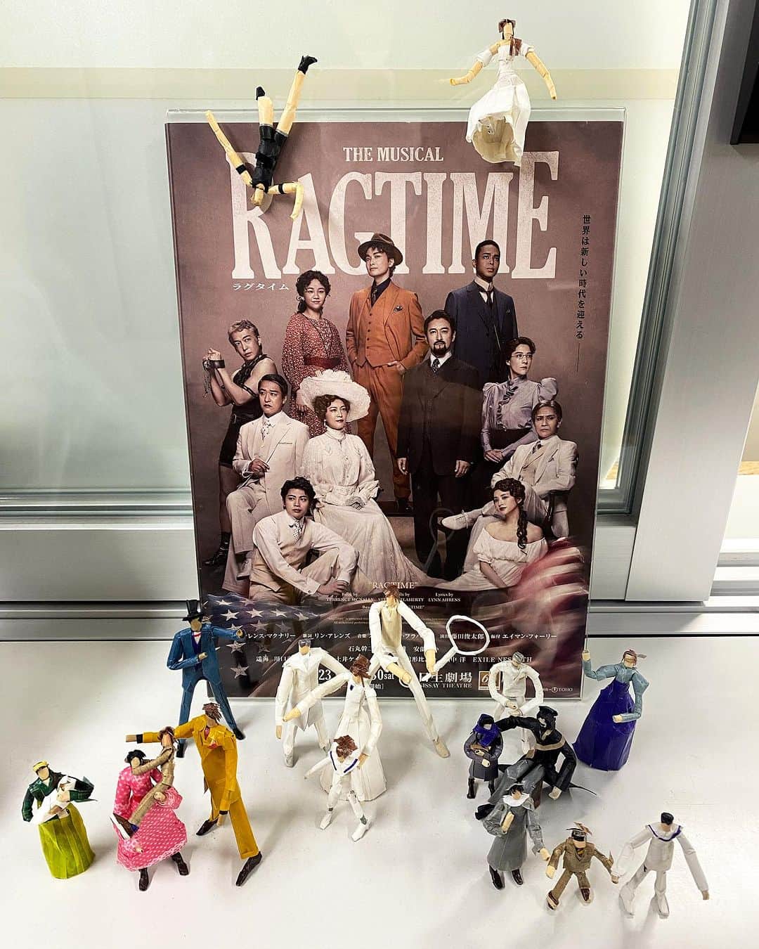 のインスタグラム：「今日はラグタイム東京公演の千穐楽🎊 無事に今日を迎えられる事に感謝です✨  ご観劇ありがとうございました✨✨✨  そして、また増えてました😆  #ラグタイム #前回のと見比べてね #千穐楽 #おめでとう御座います #ありがとうございます #日生劇場 #マスキングテープ人形」