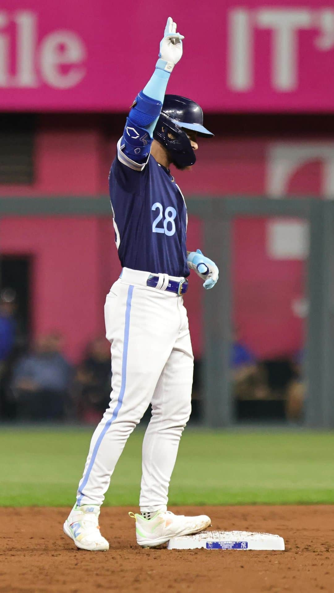 カンザスシティ・ロイヤルズのインスタグラム：「A franchise-record 10 consecutive batters reaching base safely to open a game!」